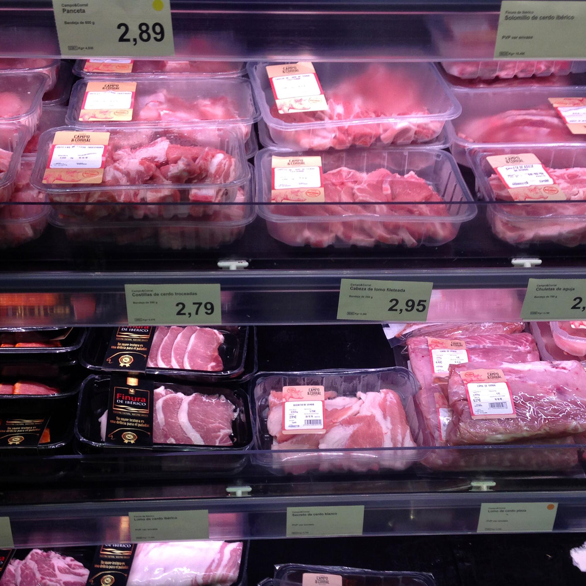 Carne envasada en un supermercado