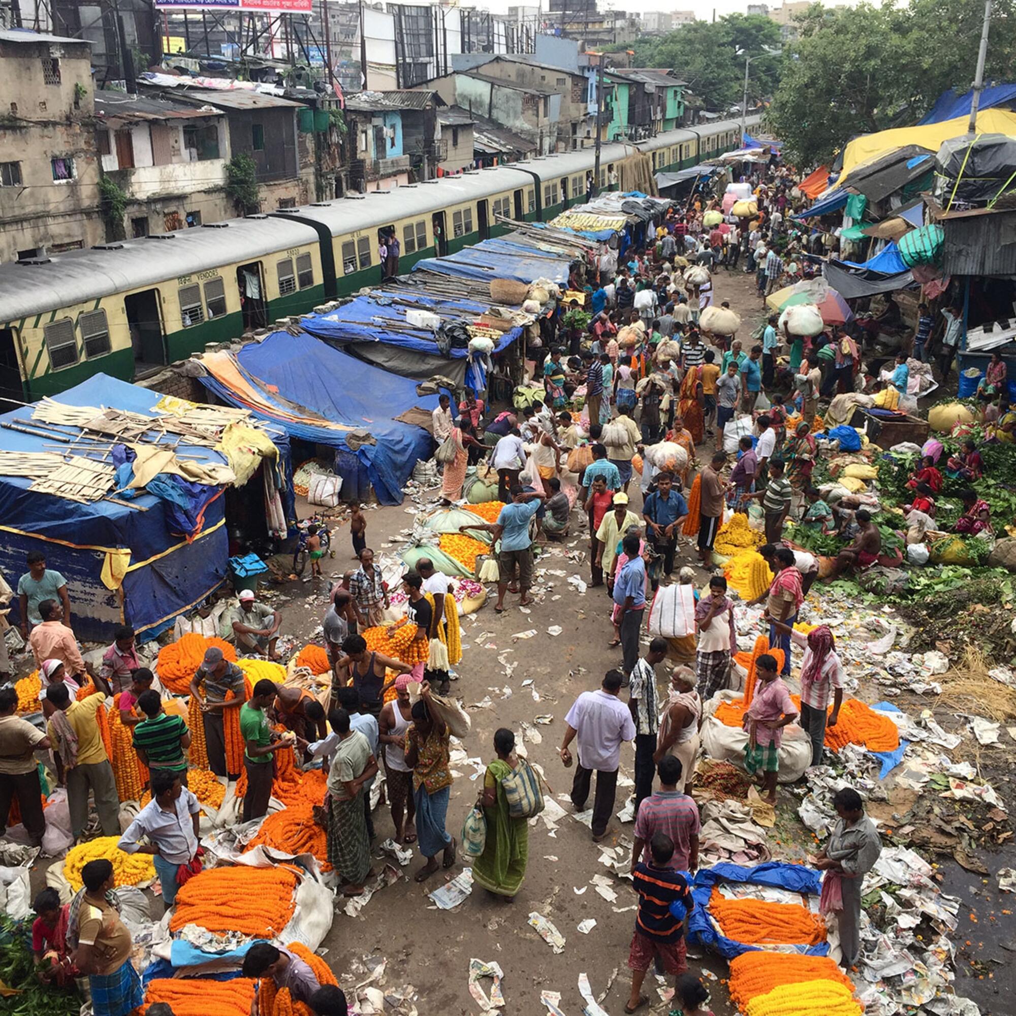Mercado junto a las vías del tren en Calcuta, India. 