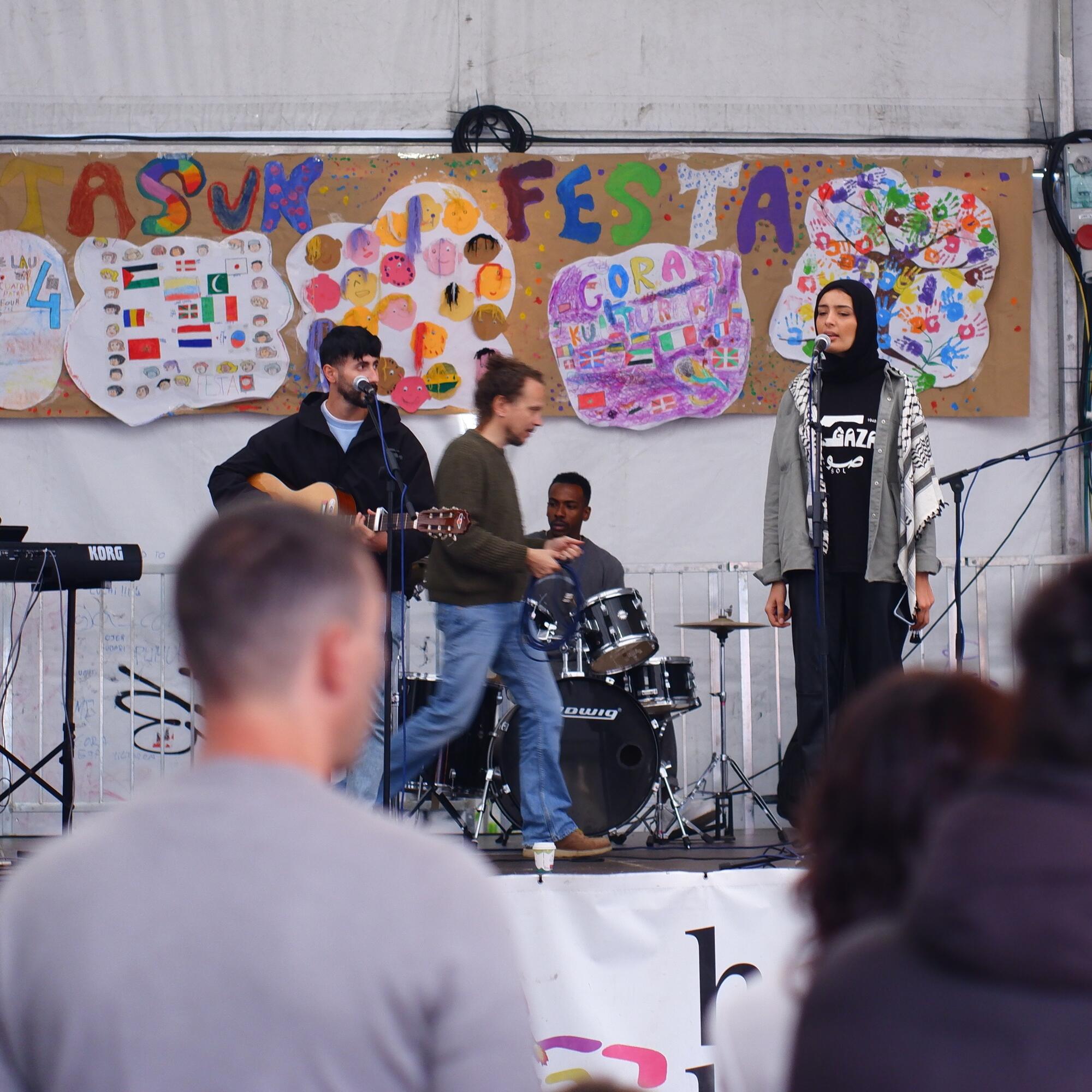 Actuación del grupo de música Sol Band en Zaldibia (Gipuzkoa)