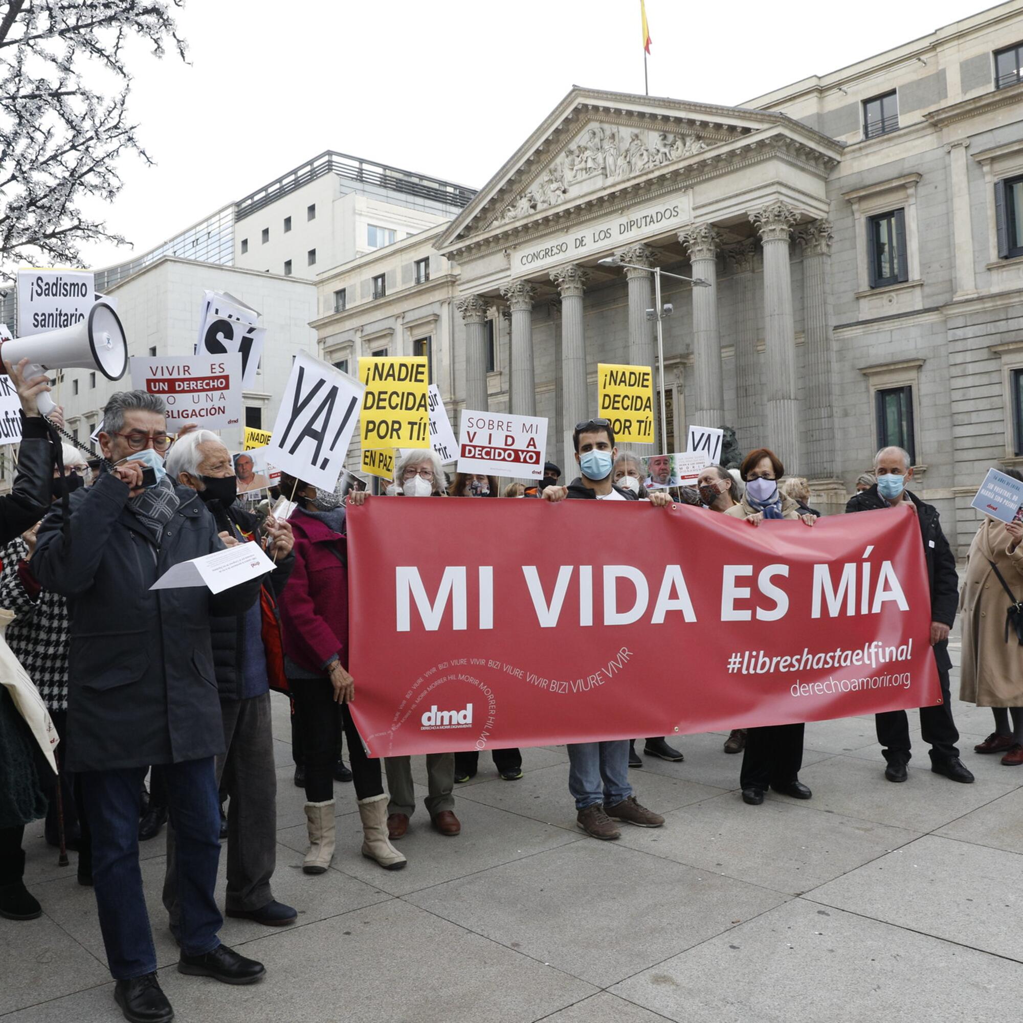 Protesta frente al Congreso eutanasia