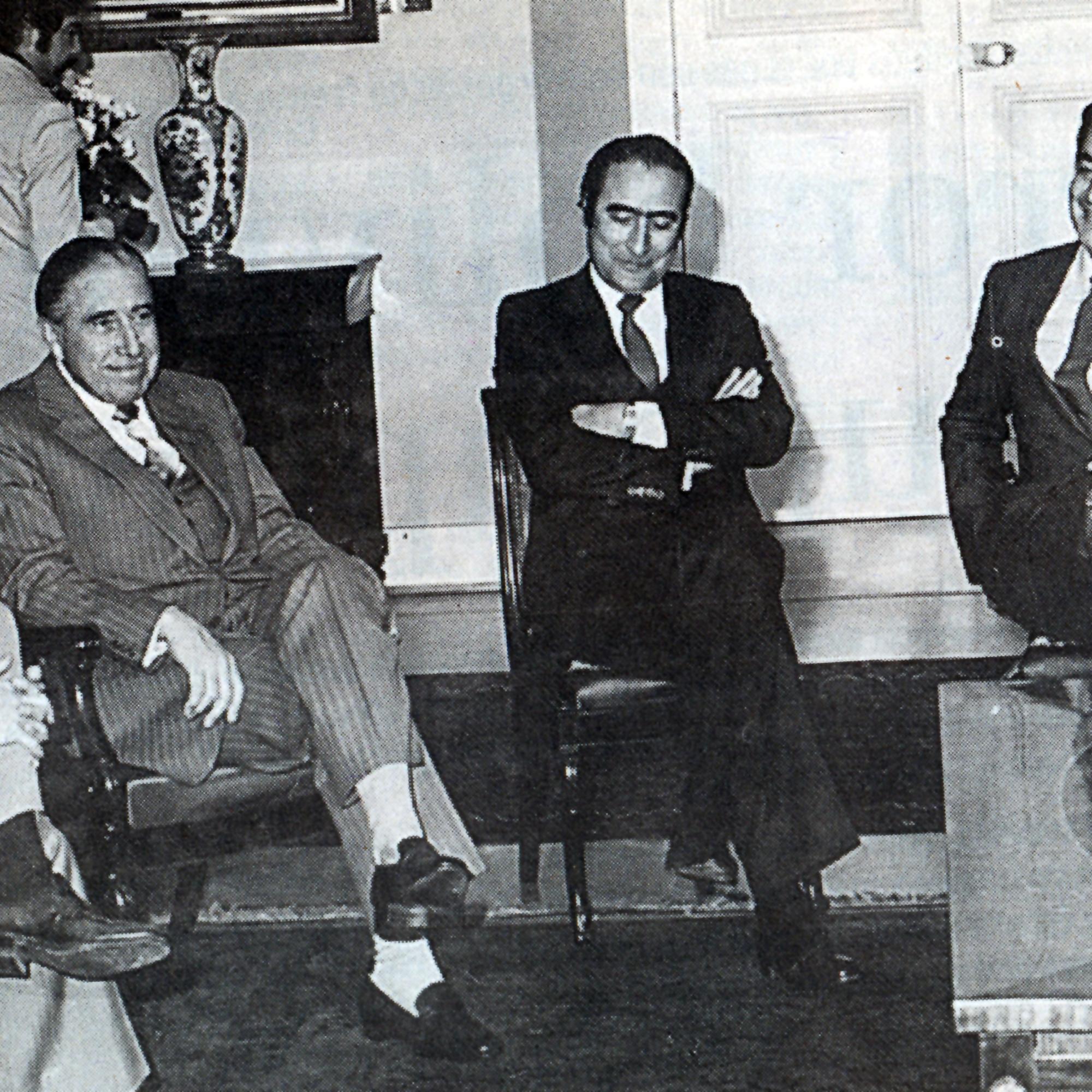 Pinochet rodeado de los llamados Chicago Boys y gestores de los principales grupos económicos presentes en Chile.