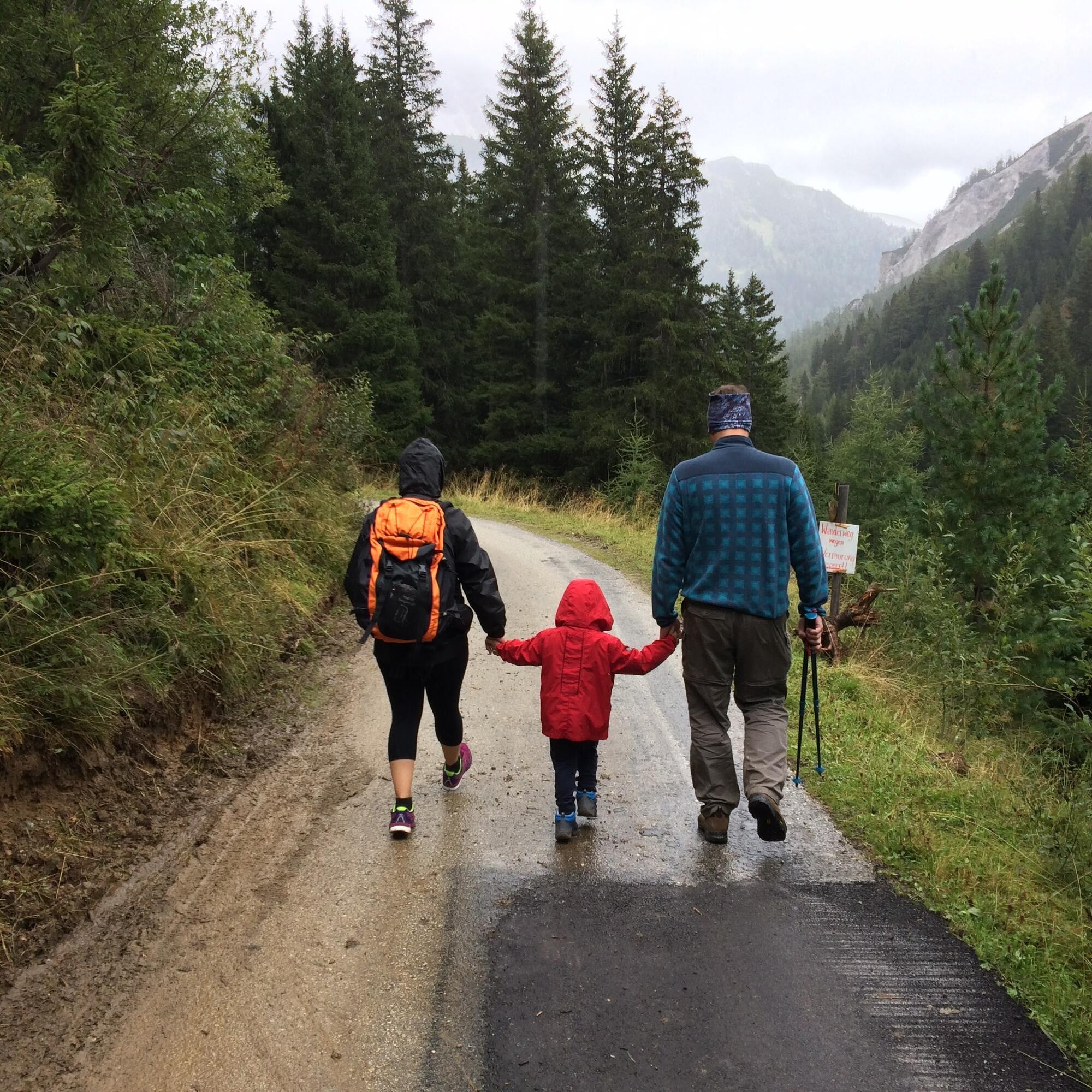 Una familia camina por el bosque. 