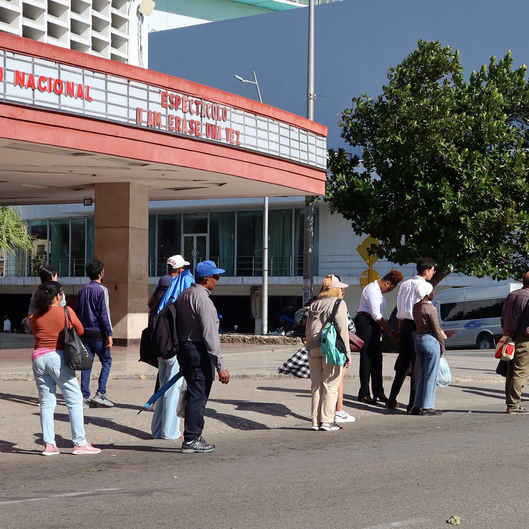 Personas esperando un transporte. La Habana. 