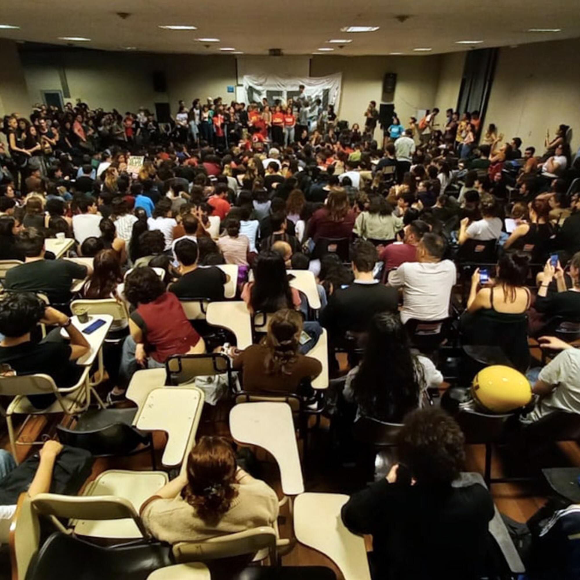 Asamblea en la facultad de Filosofía y Letras de la UBA. Foto: Izquierda Diario