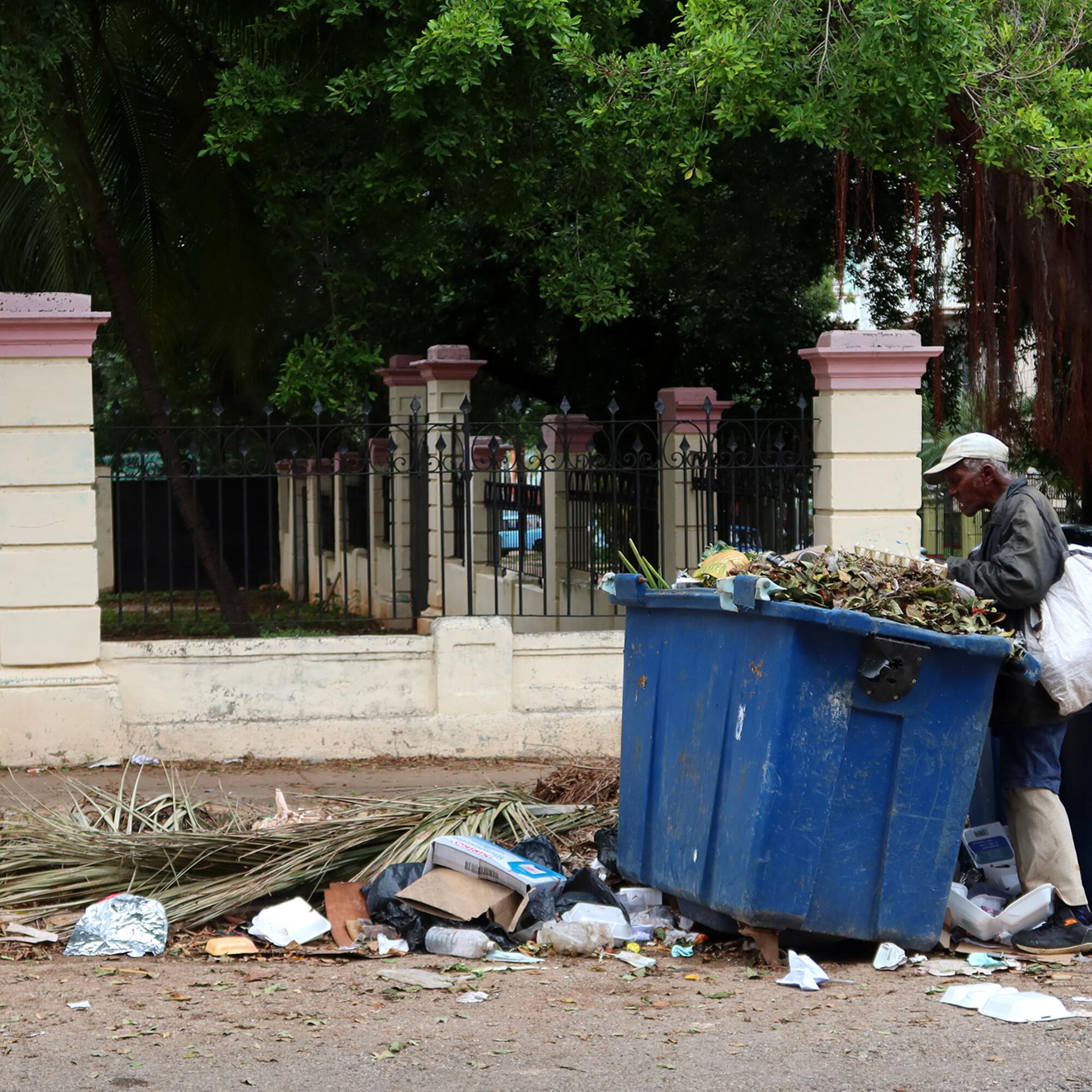 Un anciano rebuscando en la basura. Vedado. La Habana.