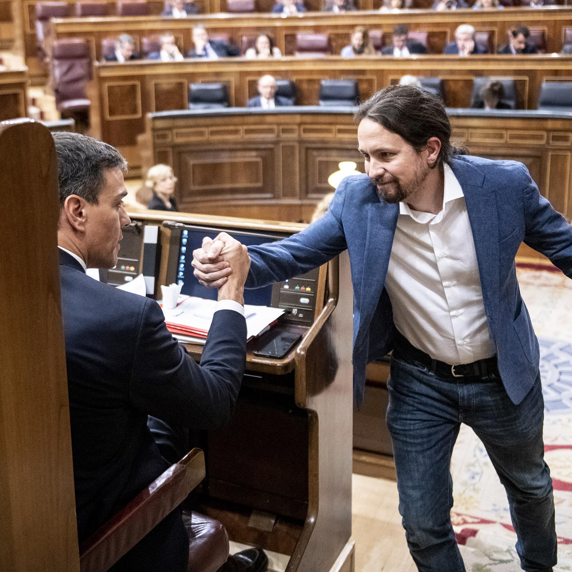 Pablo Iglesias y Pedro Sánchez en la moción de censura a Mariano Rajoy