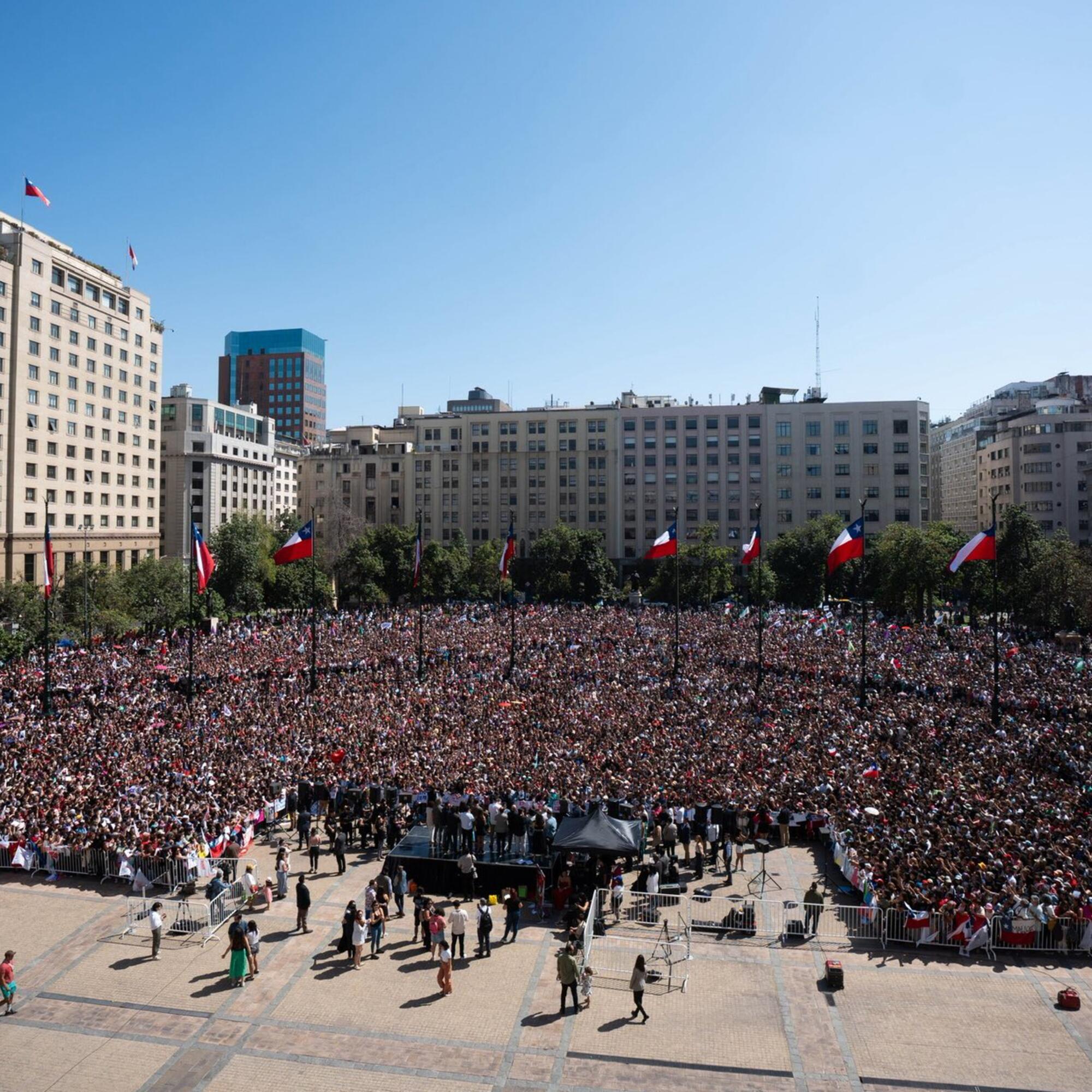Miles de personas se concentraron frente a La Moneda, en Santiago de Chile, para despedir a Gabriel Boric, el 8 de marzo de 2026.