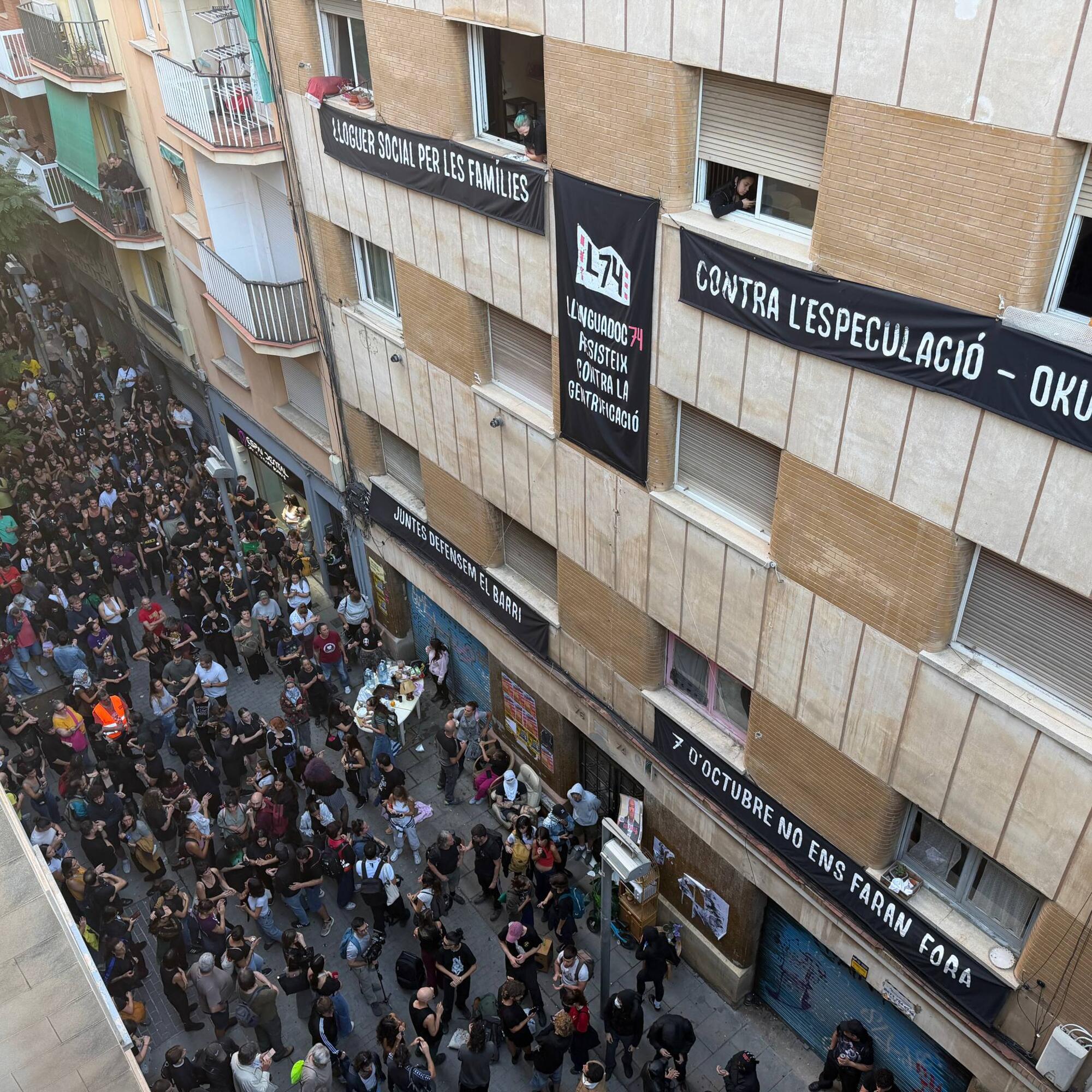 Movilización para impedir el desahucio del bloque Llenguadoc 74 en el barrio de Sant Andreu, en Barcelona.