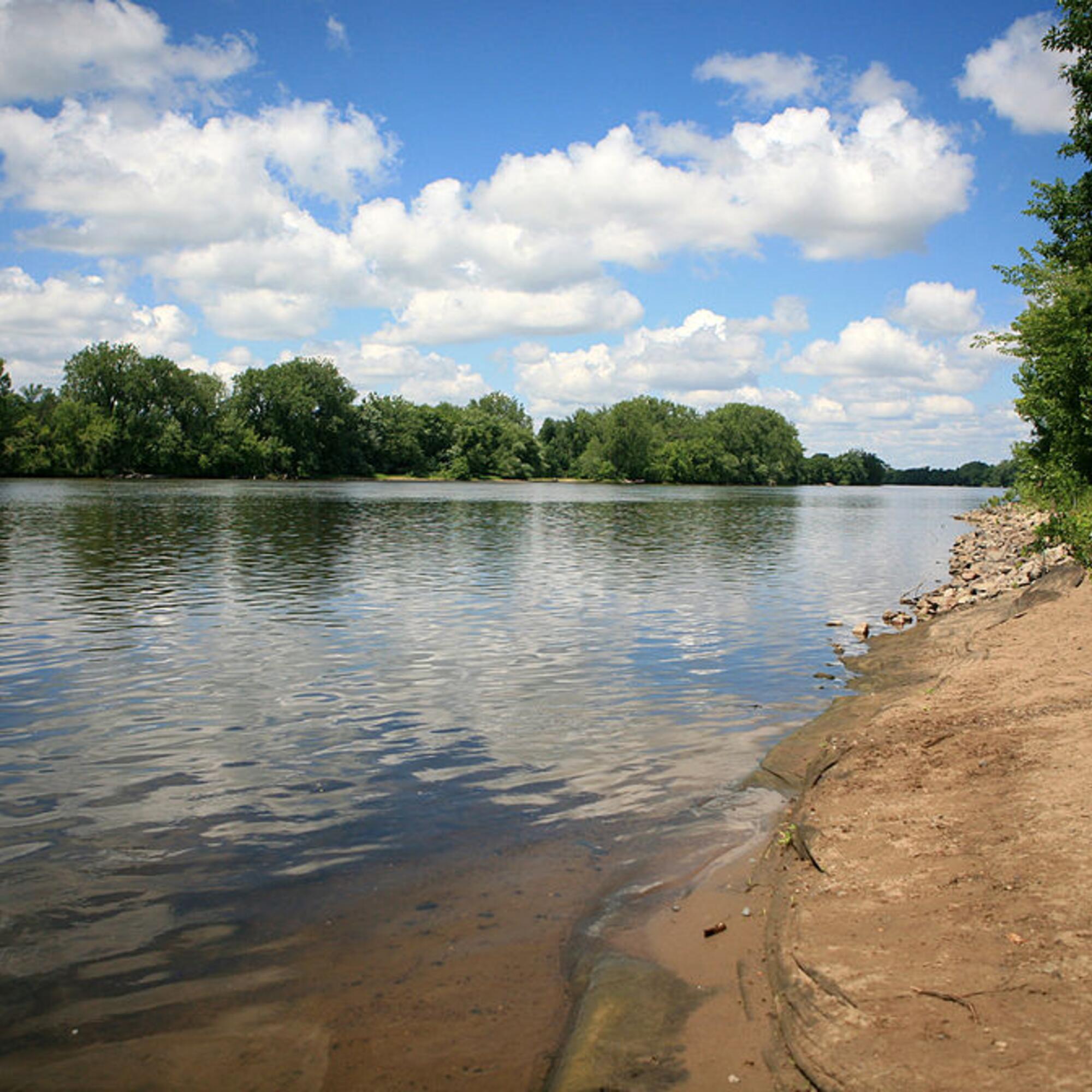 El río Mississippi en Minnesota. La NRC admite ahora que se ha filtrado tritio al río desde el reactor nuclear de Monticello, MN. Fuente: Wikimedia Commons