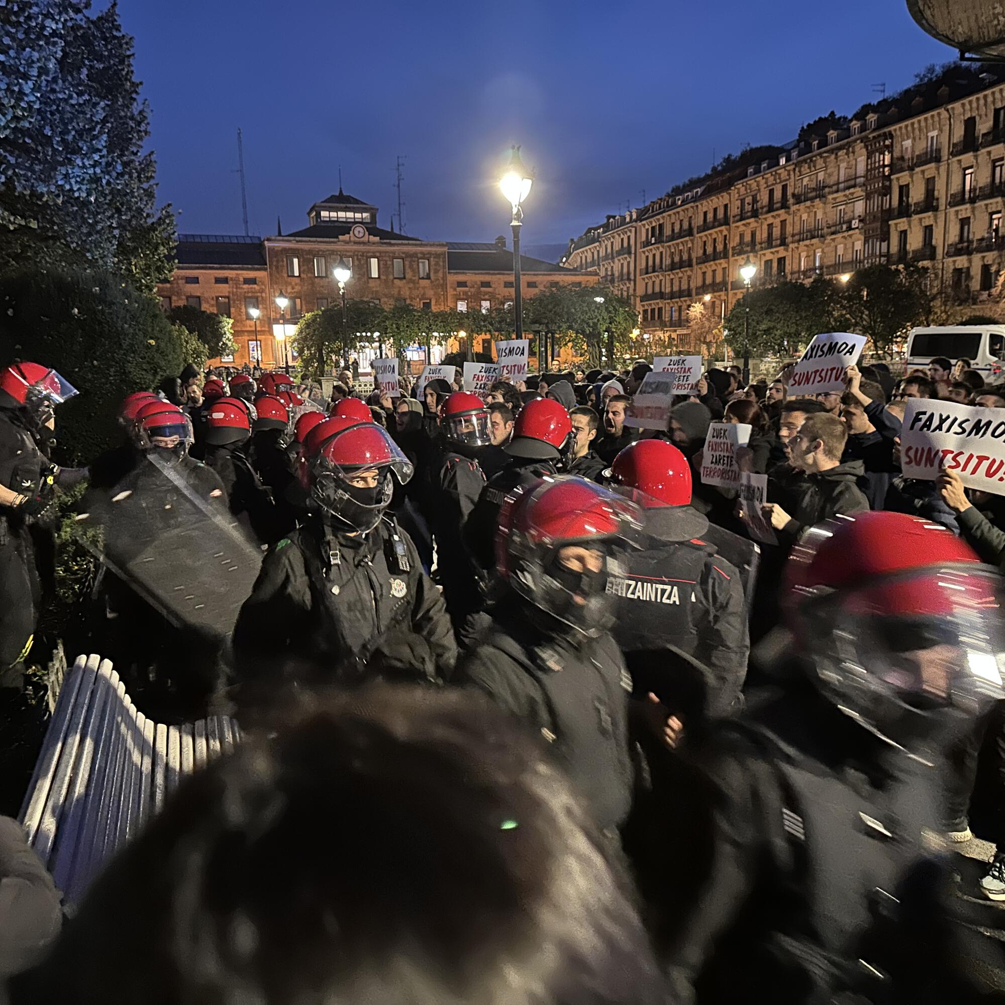 Ertzaintza contra antiracistas en Donostia