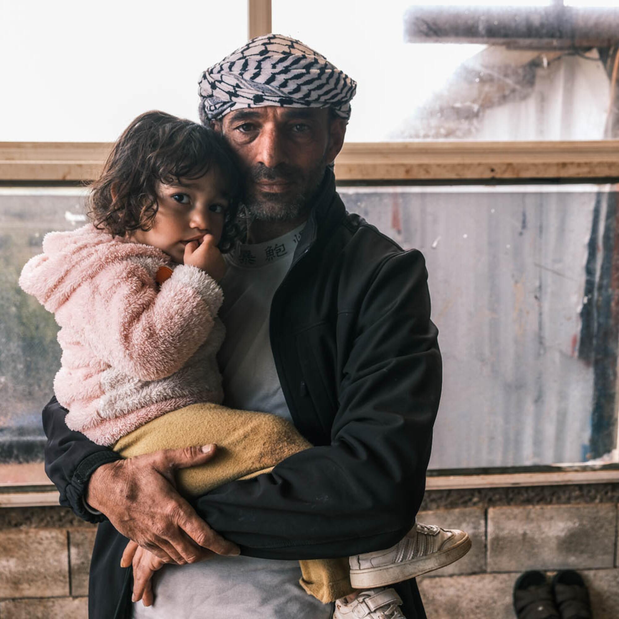 Mohammad Masaeed con una de sus hijas (Cisjordania)