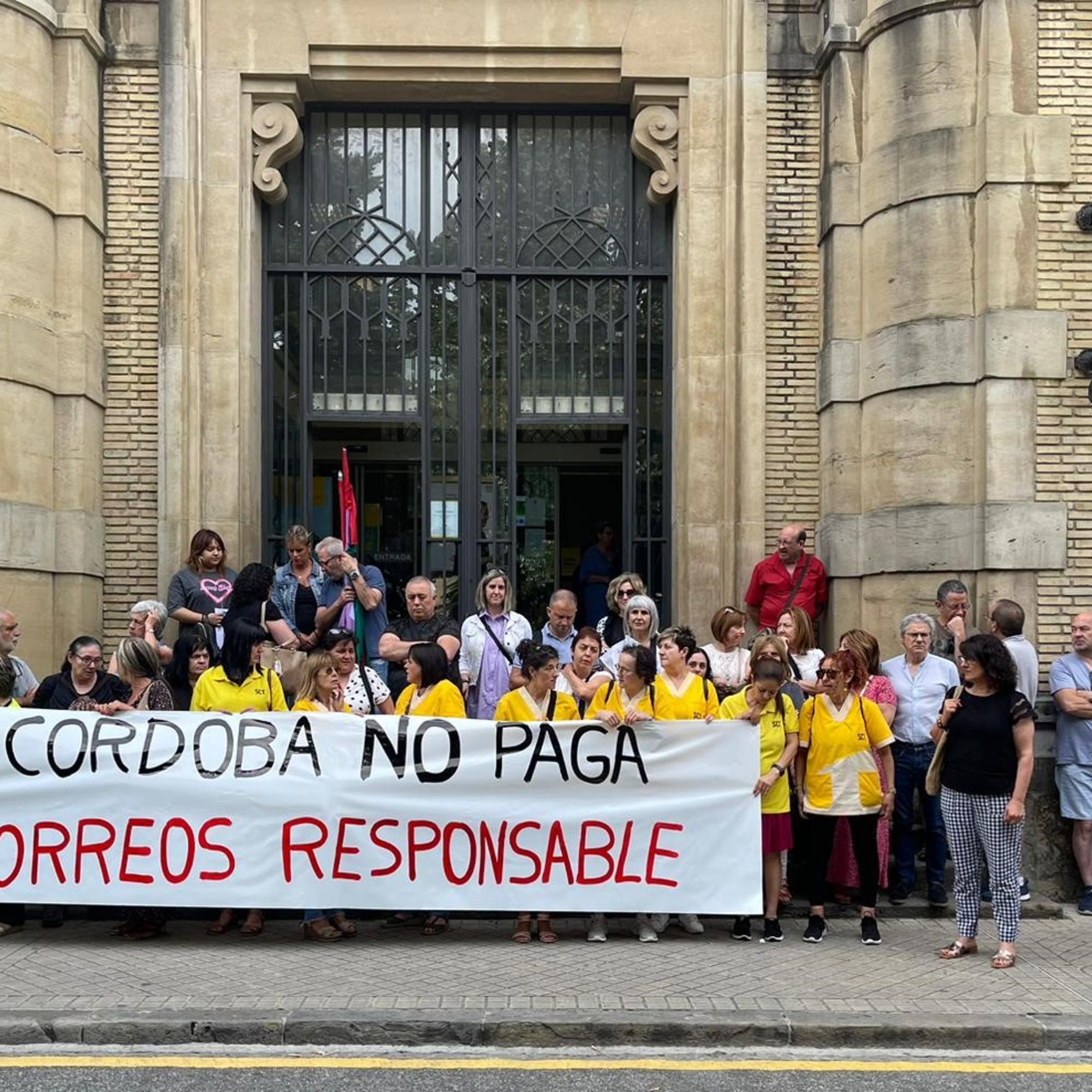 Trabajadoras de limpieza en Correos se concentran en Pamplona en protesta por el retraso en el pago de sus nóminas.