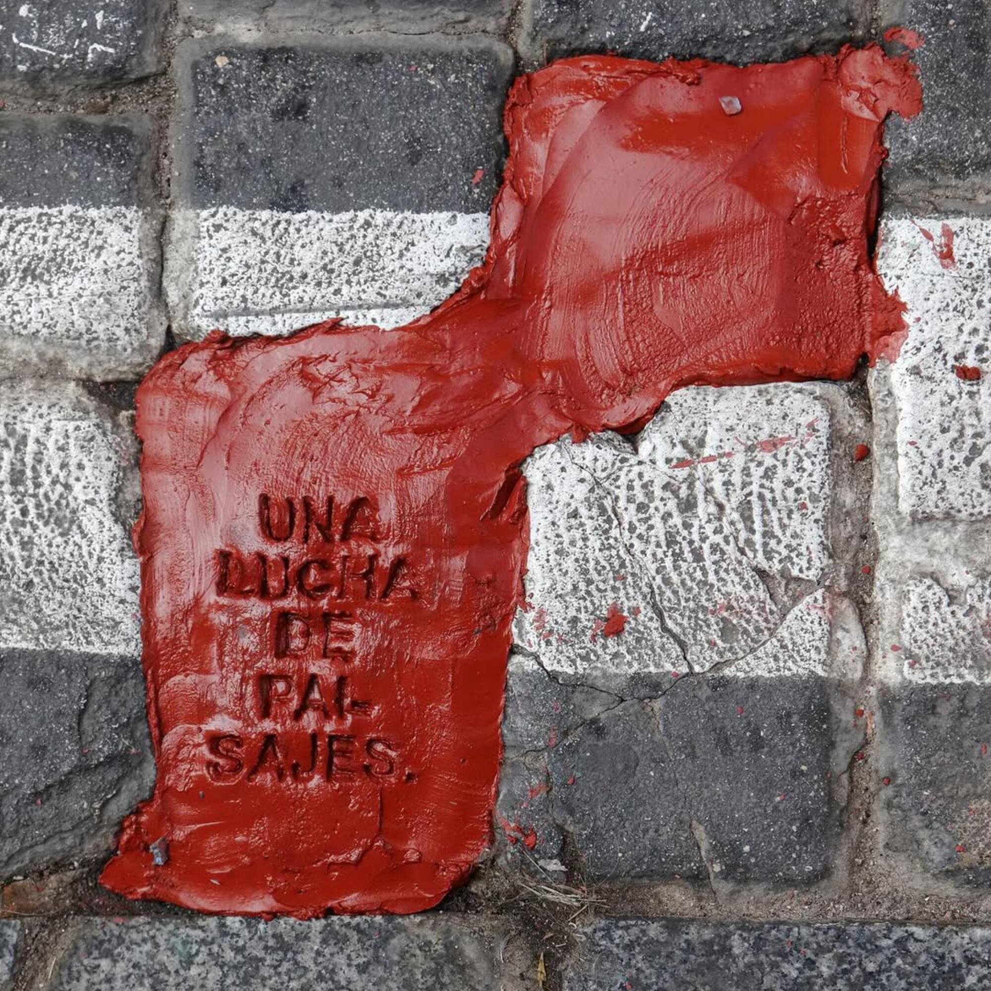 Una intervención del artista Iván Argote en una calle de Madrid