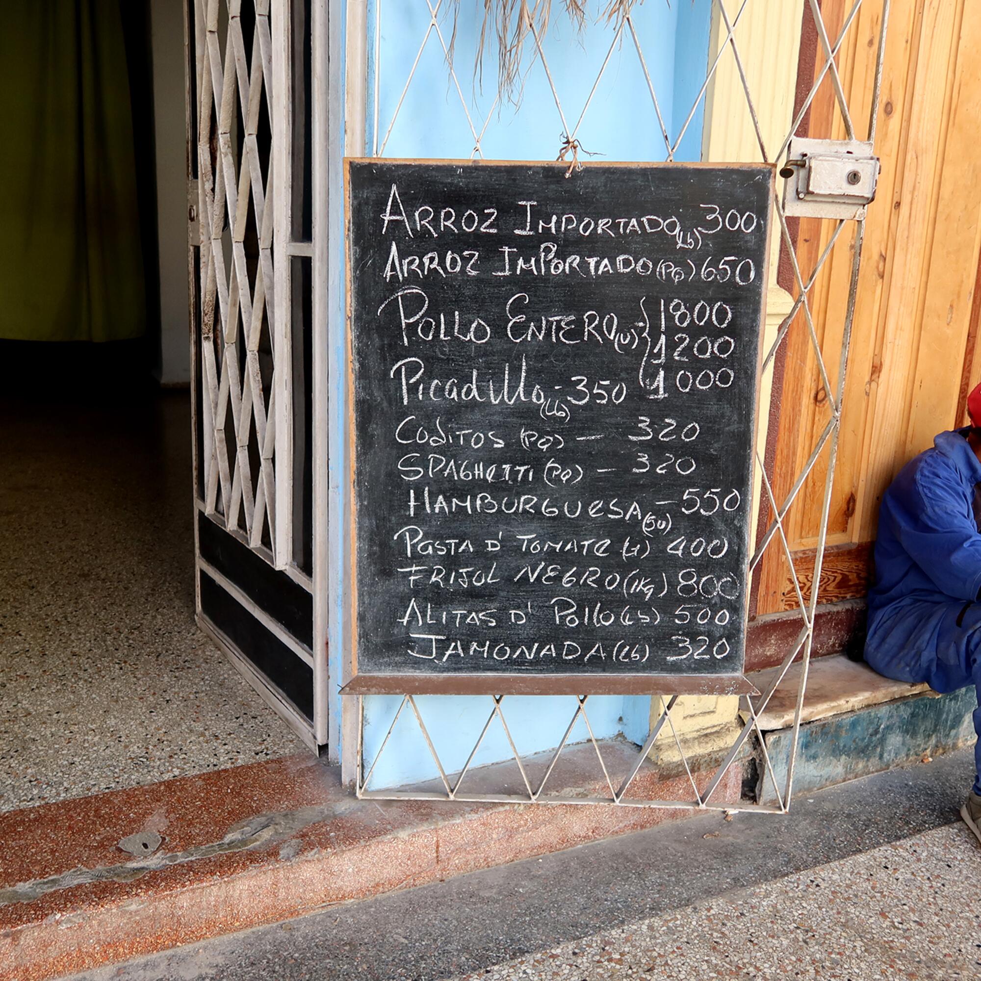 Precios en moneda nacional de alimentos en una tienda privada. La Habana. 