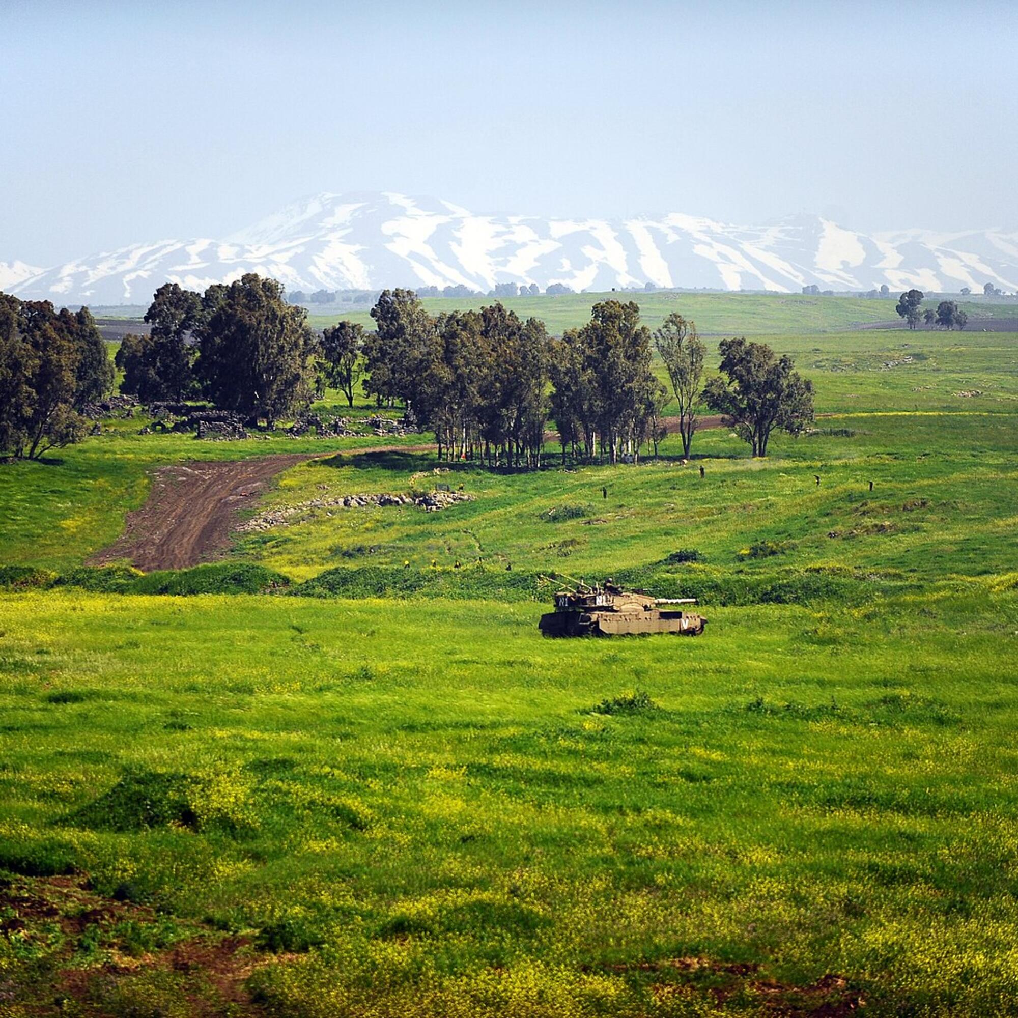 Tanque israelí en los Altos de Golán y, en segundo plano, el monte Hermón.