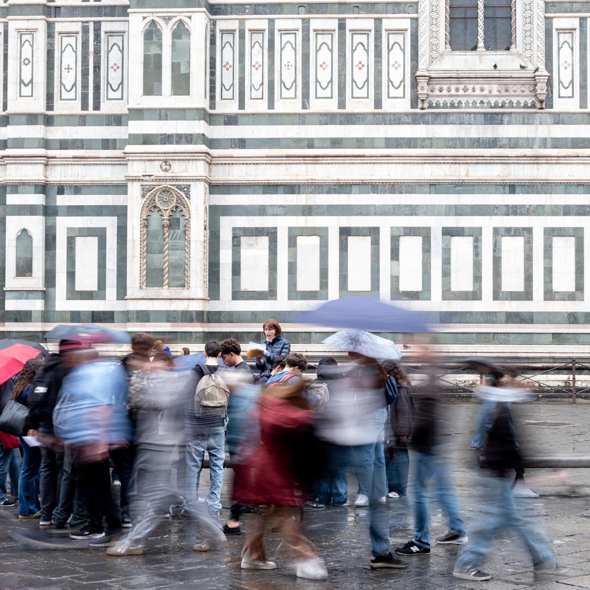 Turistas frente a la Catedral de Santa María del Fiore, en Florencia.