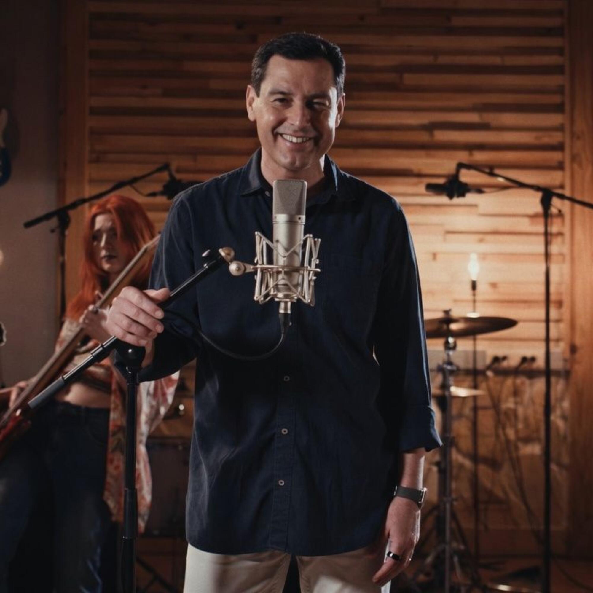 Juan Manuel Moreno Bonilla canta