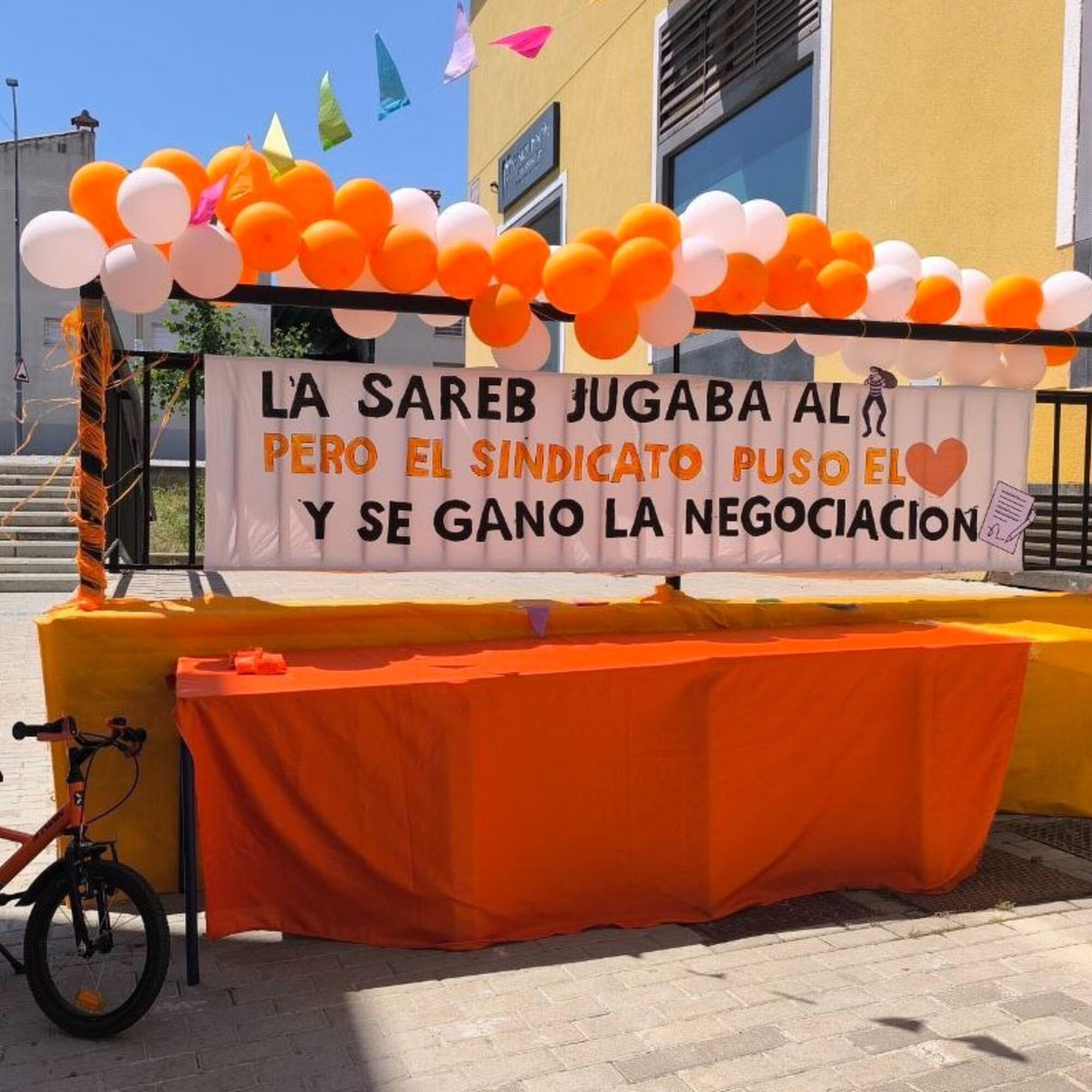 Pancarta de celebración de la victoria del bloque de C/Inmaculada, 13, Casarrubuelos, en el sur de la Comunidad de Madrid, contra la Sareb.