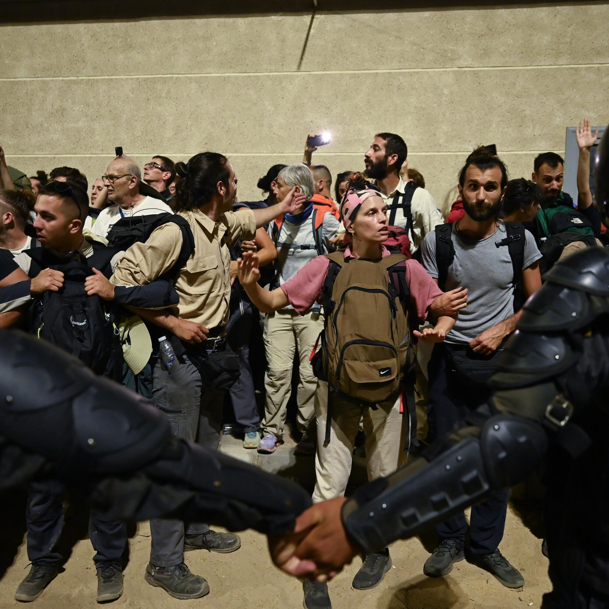 La policía egipcia acordona a los manifestantes de la marcha a Gaza, el 13 de junio de 2025.