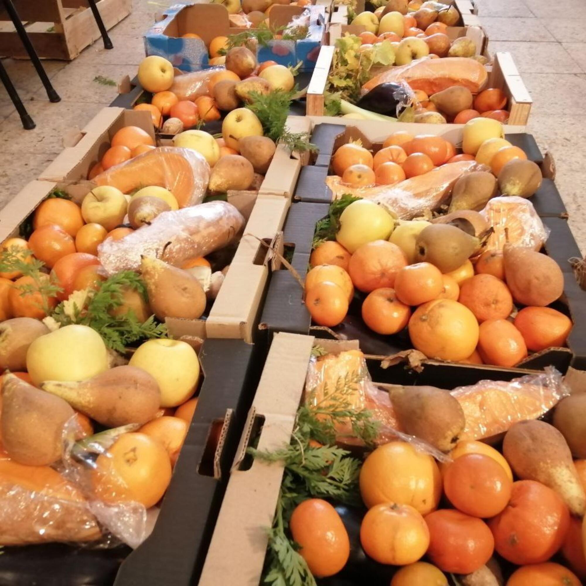 Cajas con fruta y verdura para reparto de alimentos