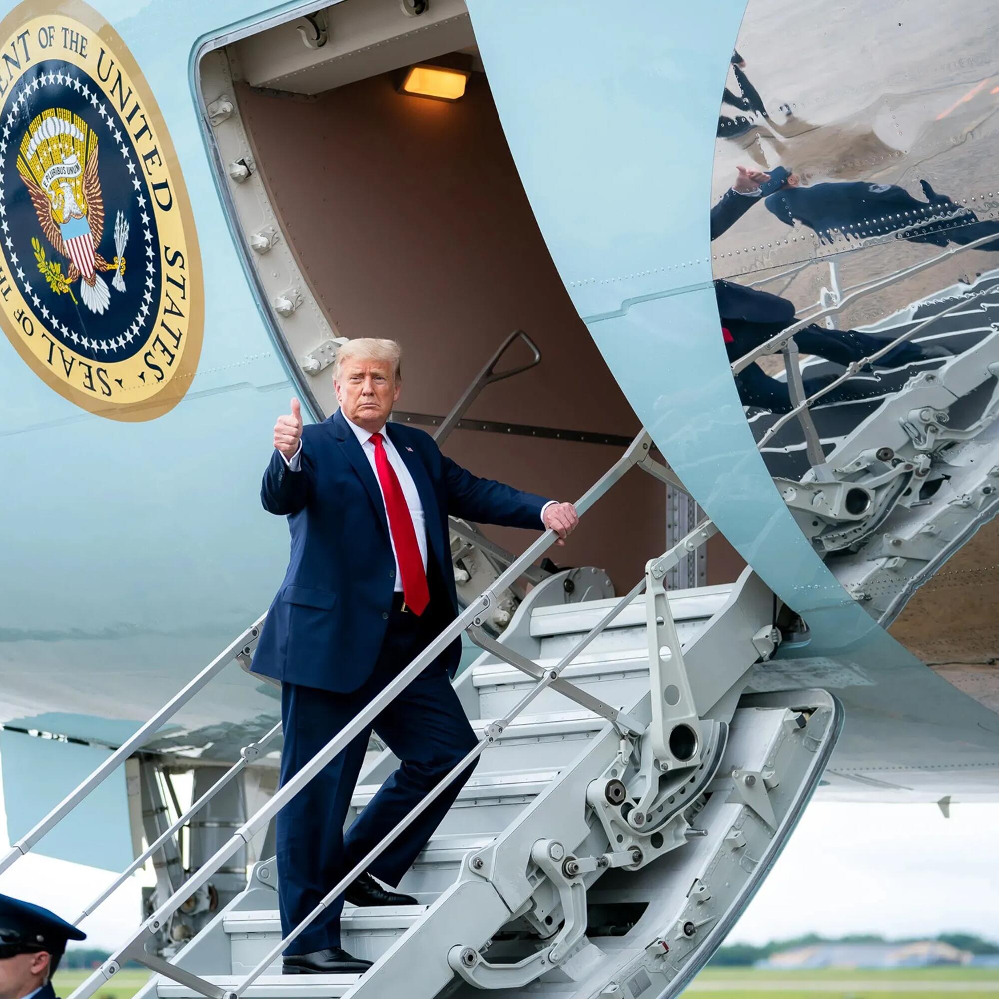 El presidente de EEUU, Donald Trump, sube al Air Force One.