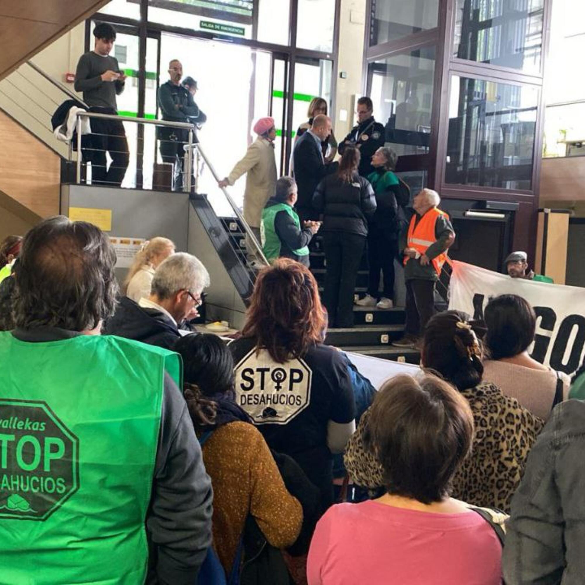 Activistas de la Plataforma de Afectados por la Hipoteca (PAH) ocupan la sede del Ministerio de Derechos sociales en Madrid. 