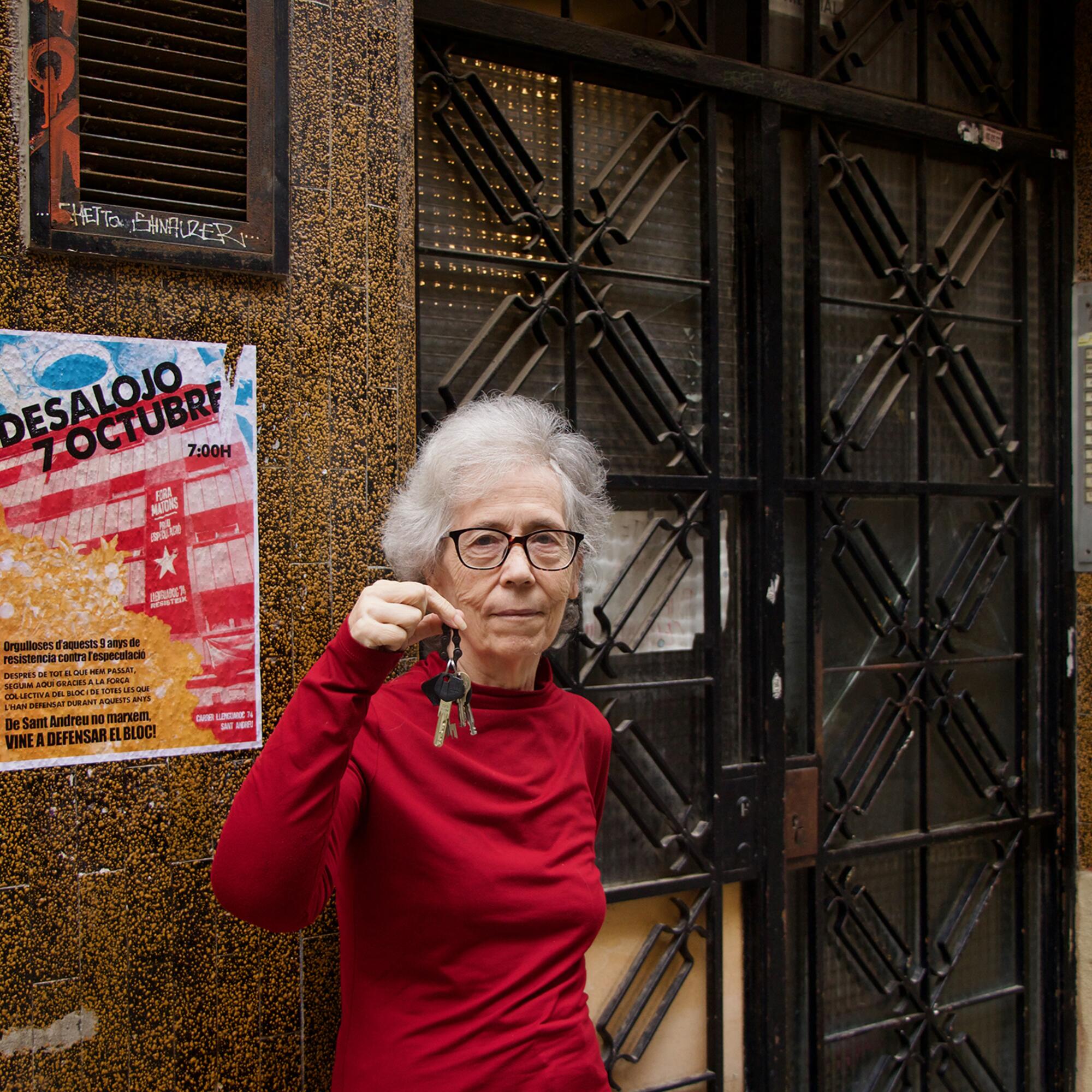 Vecina del bloque del bloqeu de Llenguadoc 74 (Sant Andreu, Barcelona) frente a su edificio, en riesgo de desahucio.