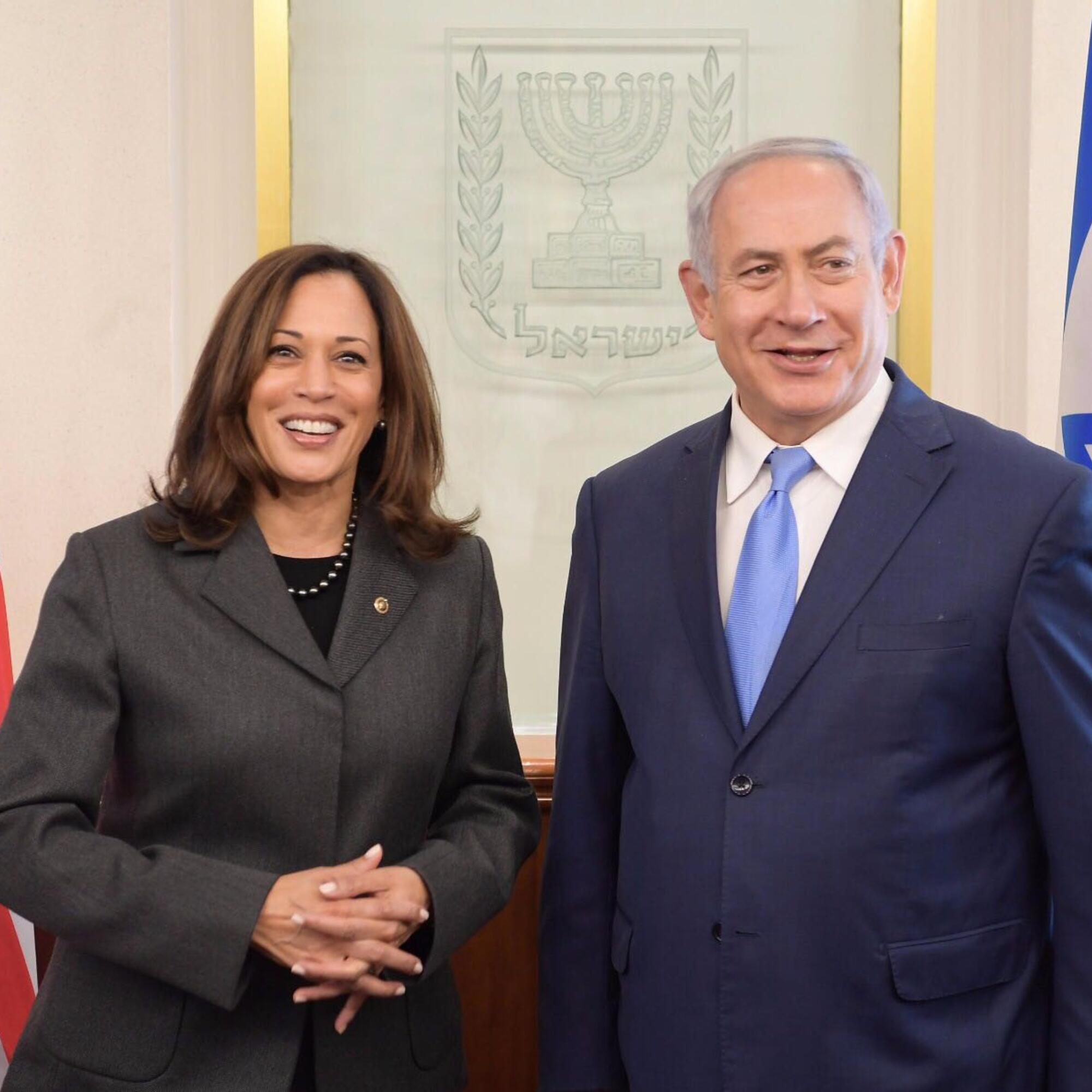 La vicepresidenta Kamala Harris se fotografía con el primer ministro israelí Benjamin Netanyahu.