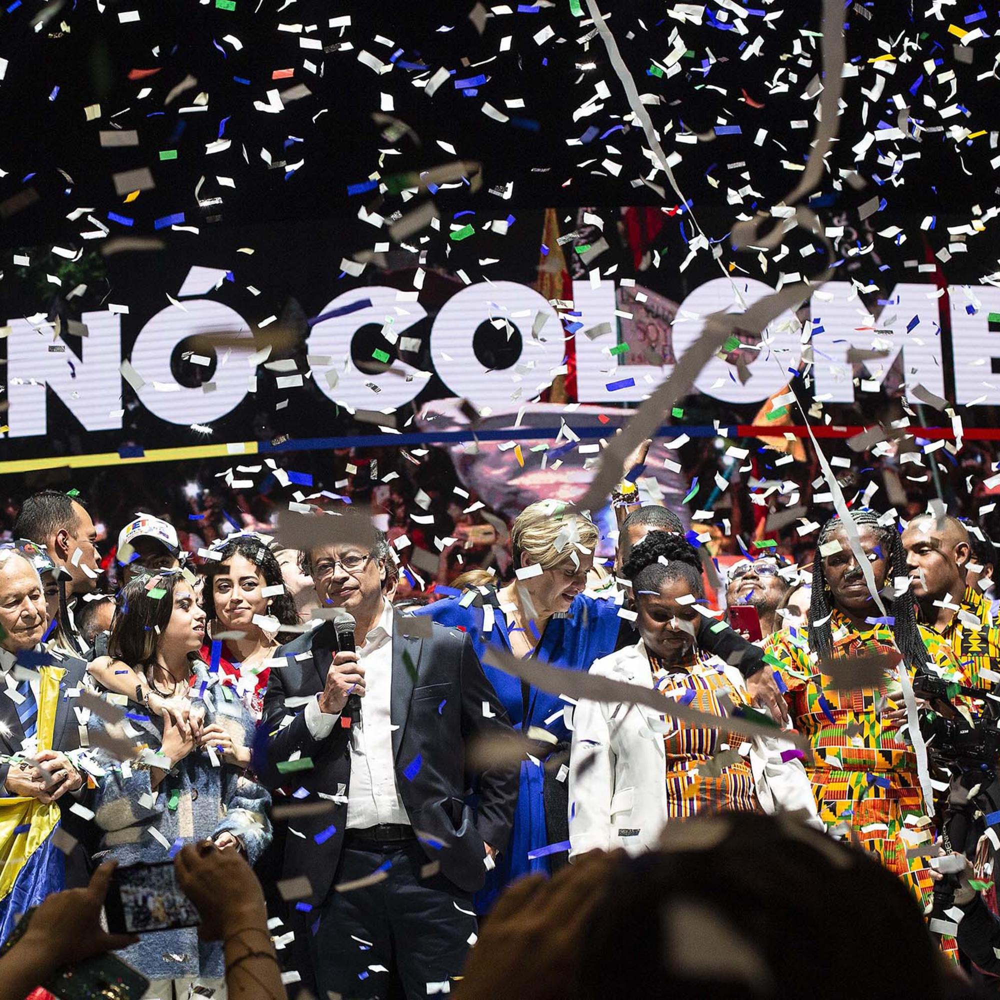 Gustavo Petro y Francia Márquez festejan los resultados en Bogotá en la noche electoral del 19 de junio.