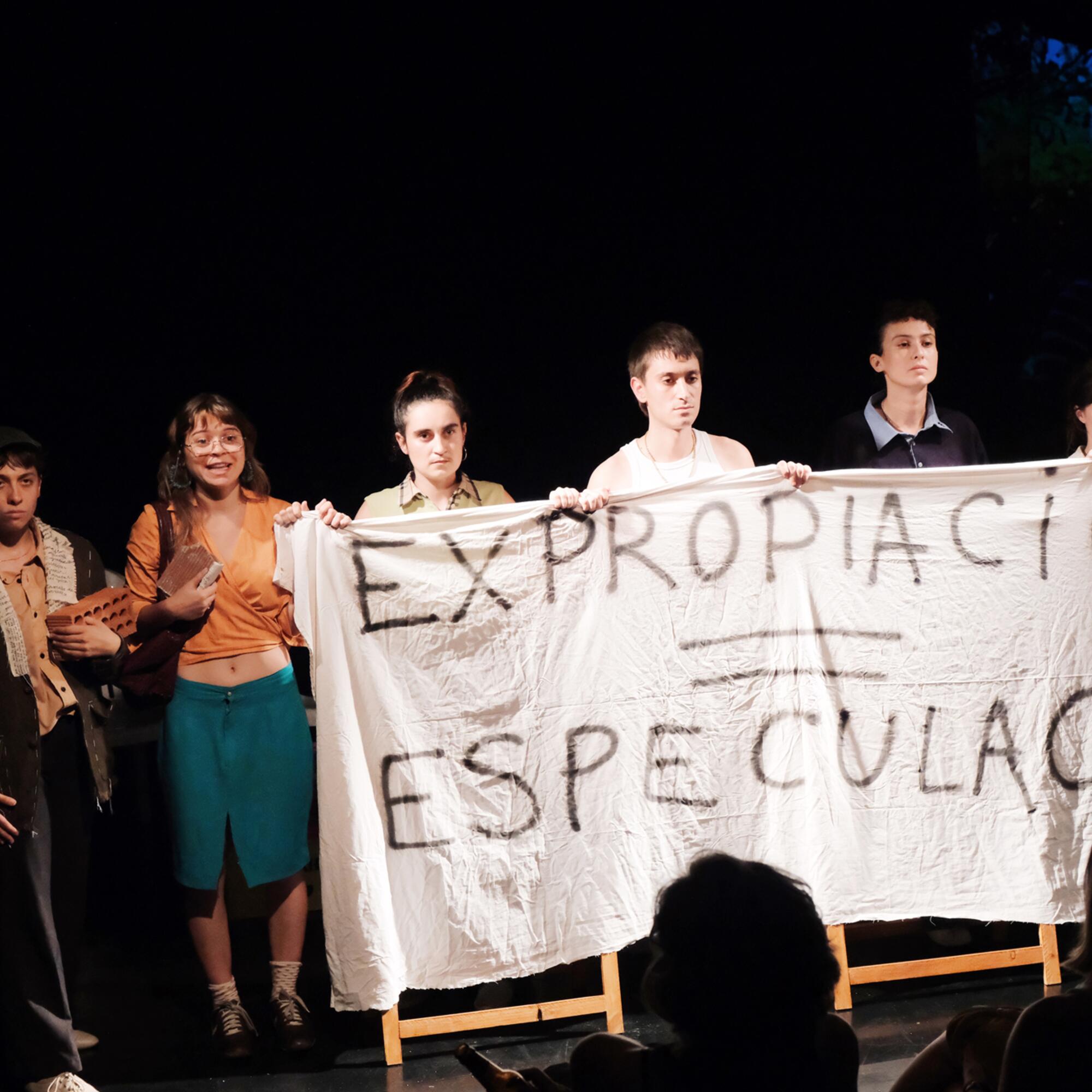 La obra ‘Un verano por metro cuadrado’ recupera la lucha entre la dignidad y la soberbia del pelotazo