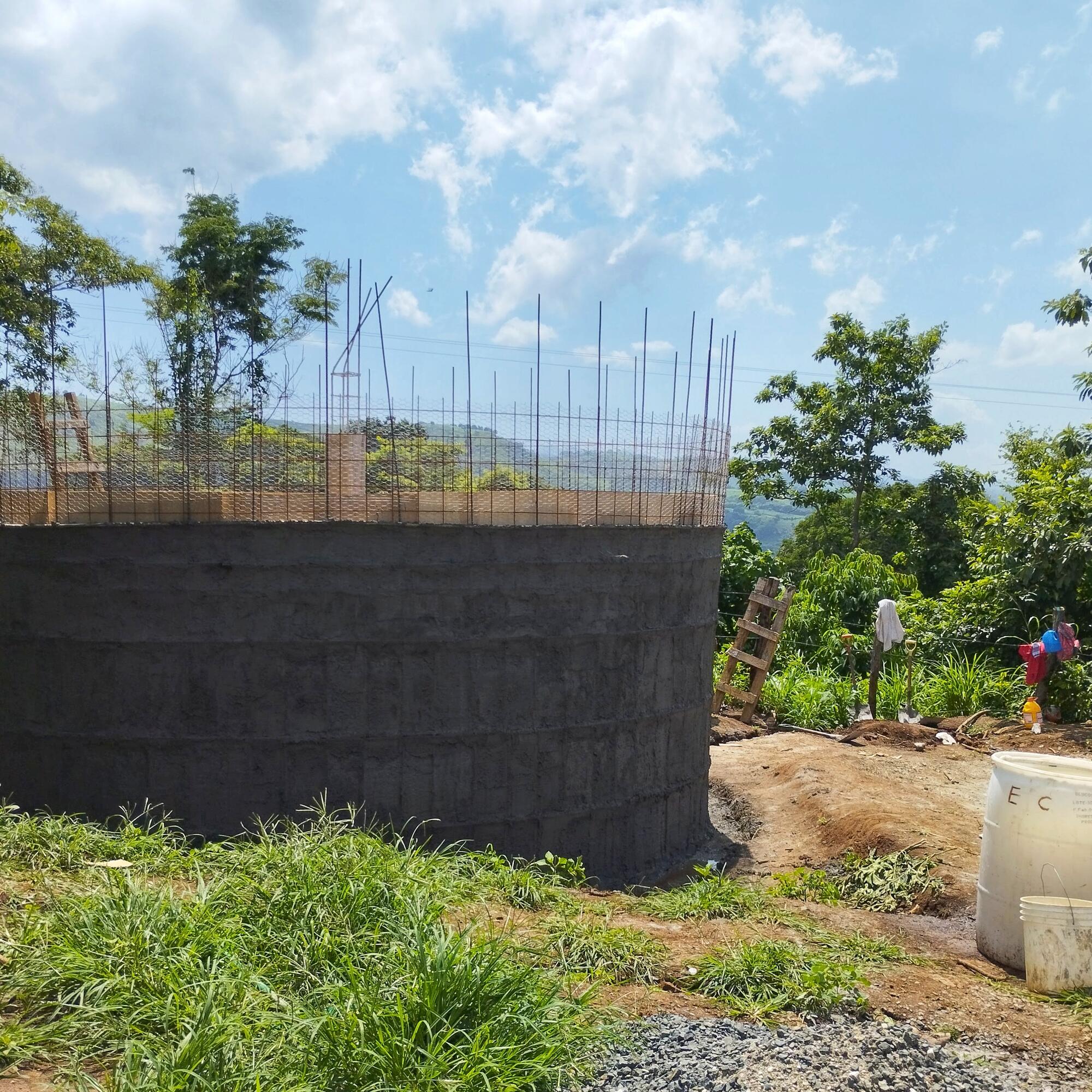 Depósito comunitario de agua en construcción en El Salvador.