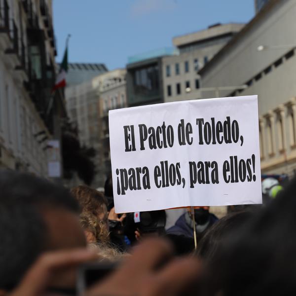Protestas del movimiento pensionista en las puertas del Congreso el 6 de abril de 2022.