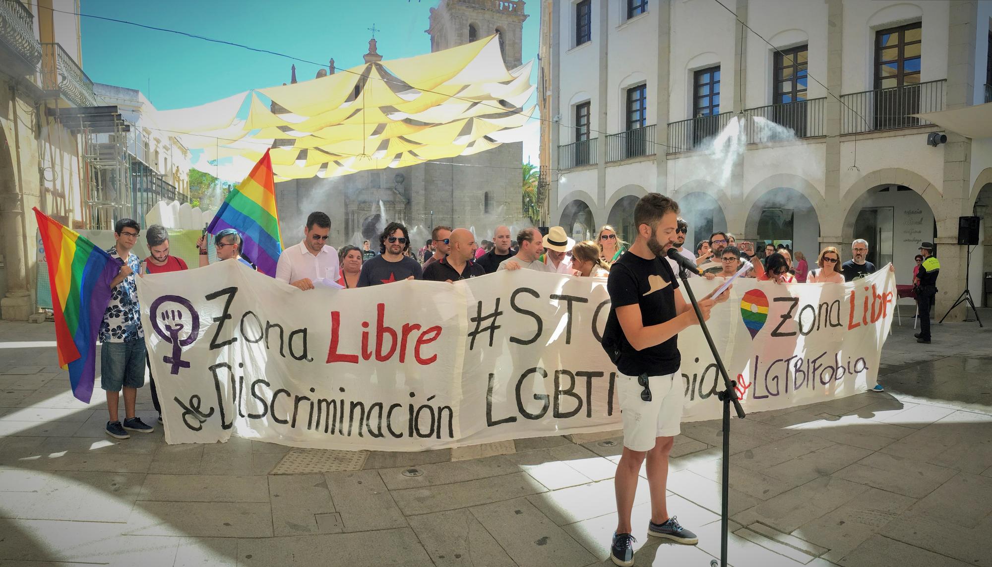 Protesta en Villanueva de la Serena en contra de la LGBTIfobia