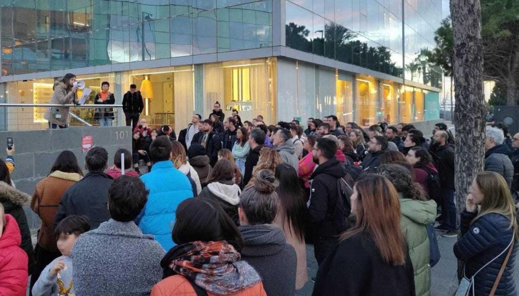 Personas trabajadoras de Holaluz en una concentración contra el ERE de 2023.