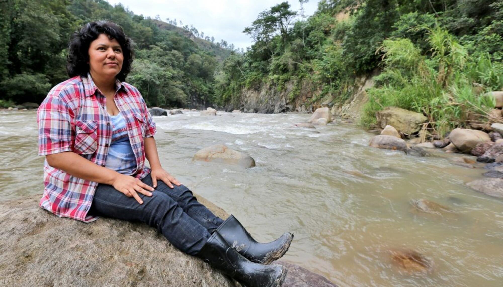 Berta Cáceres en el río