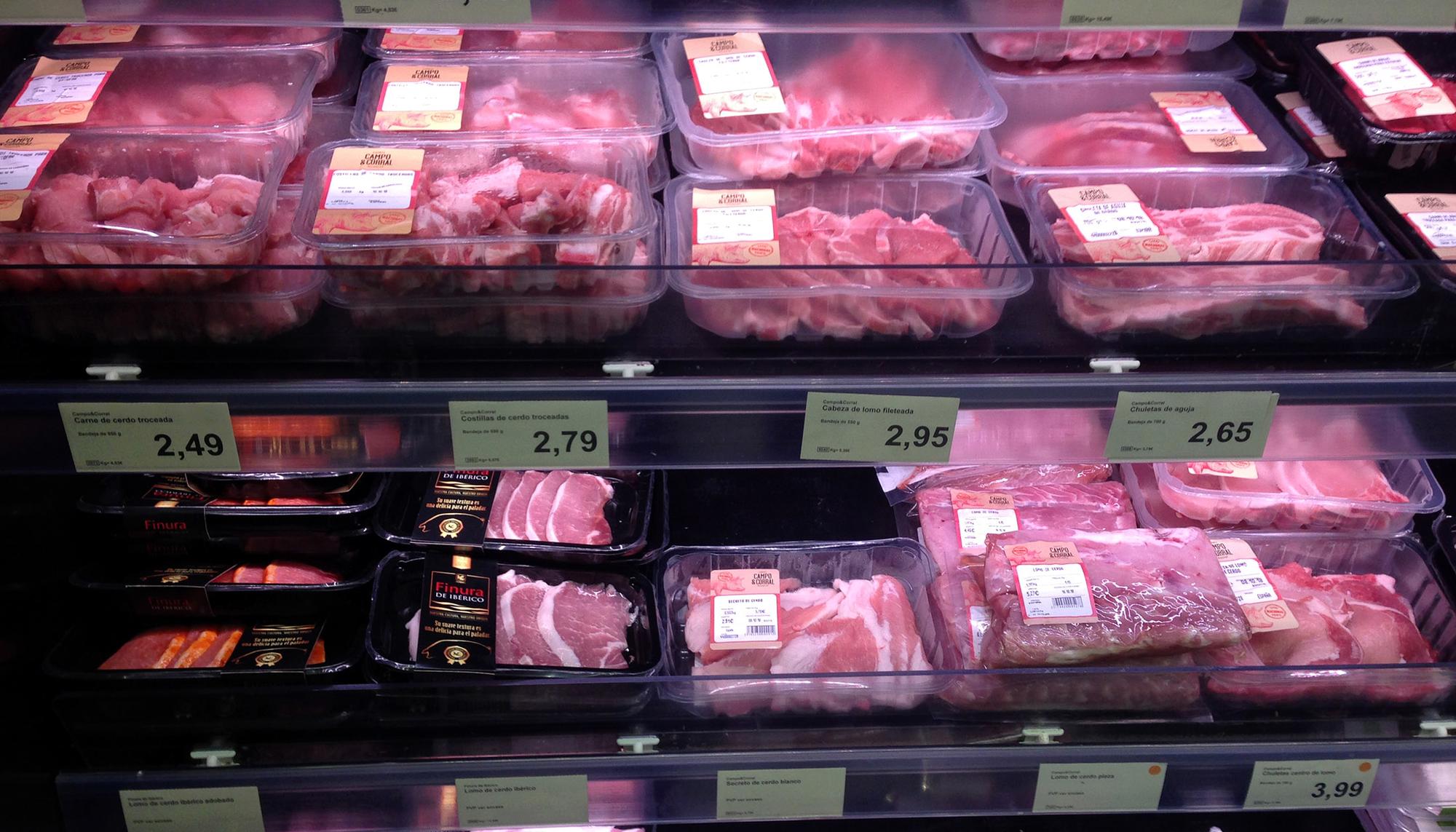 Carne envasada en un supermercado