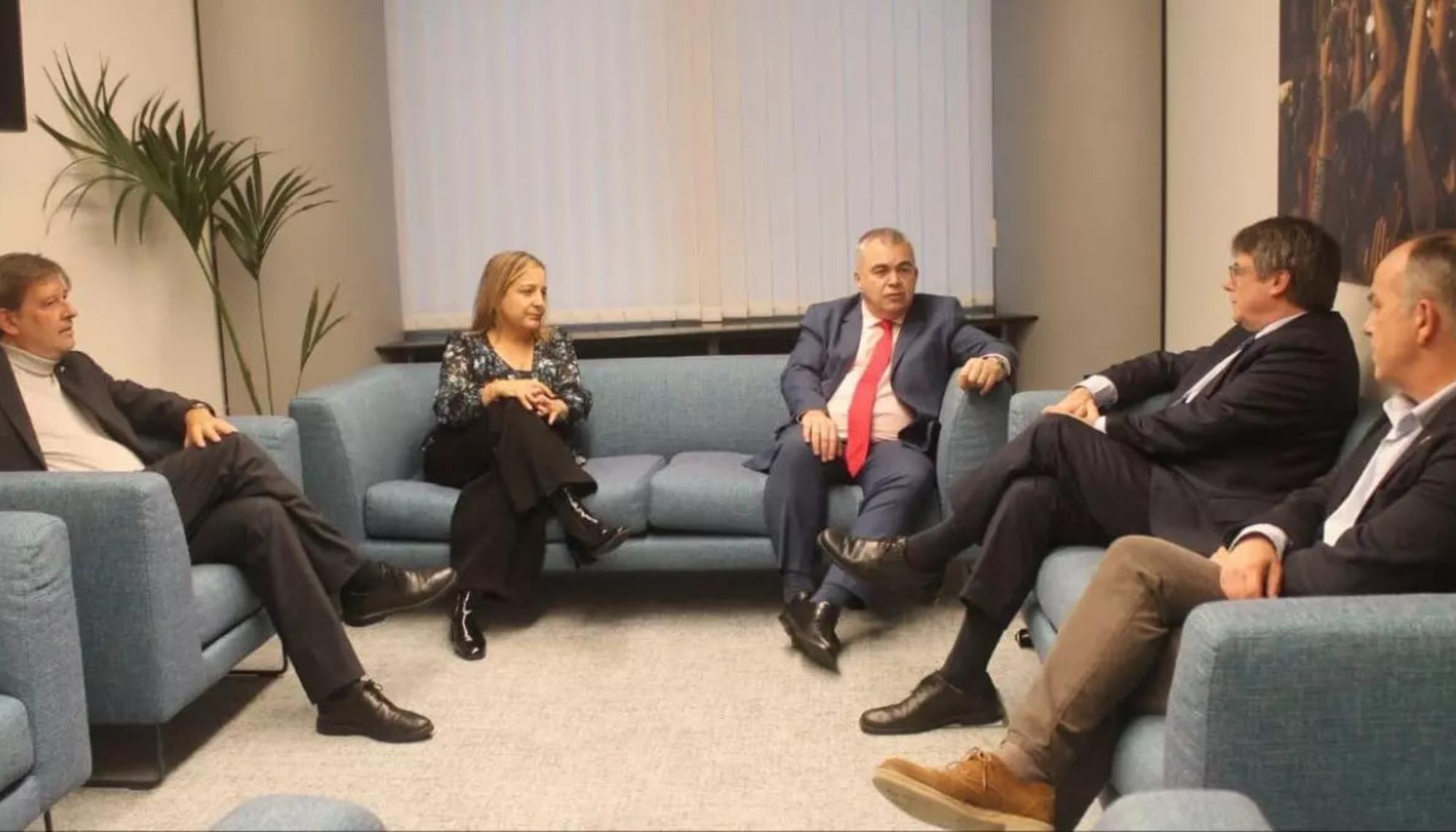 Foto de Junts con Santos Cerdán y Puigdemont en Bruselas