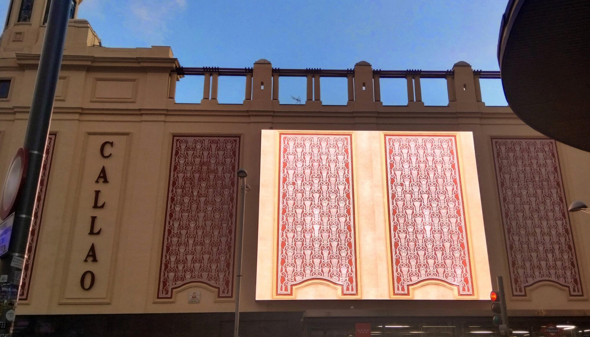 Fachada del Cine Callao de Madrid proyectada en una pantalla del propio edificio