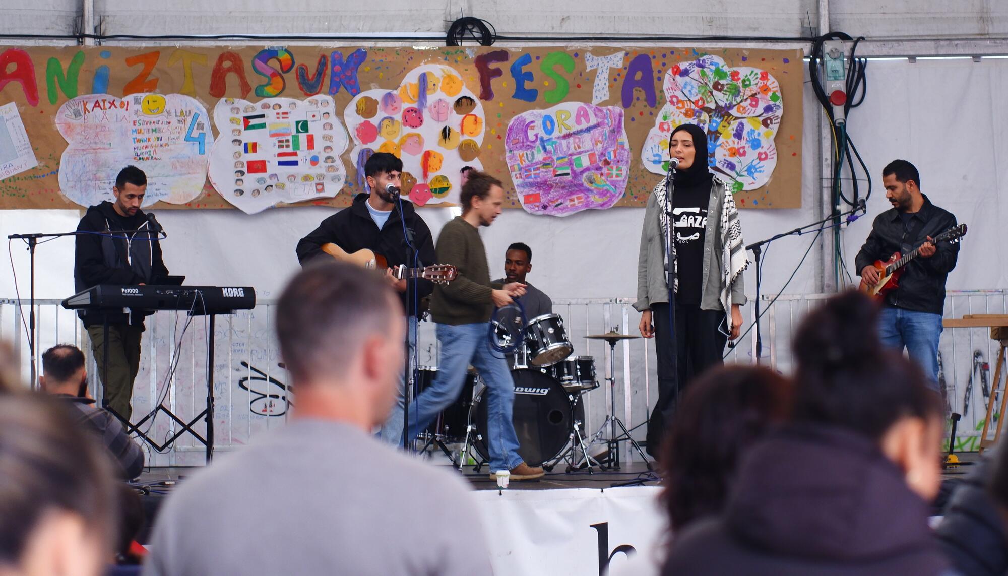 Actuación del grupo de música Sol Band en Zaldibia (Gipuzkoa)