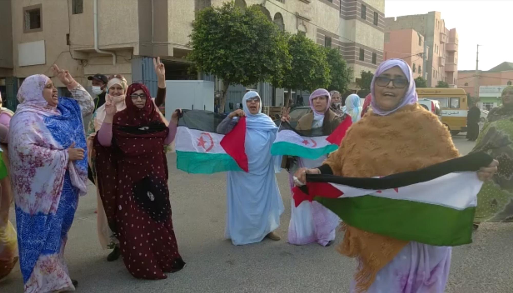 8M Mujeres saharauis manifestandose en el Aaiun
