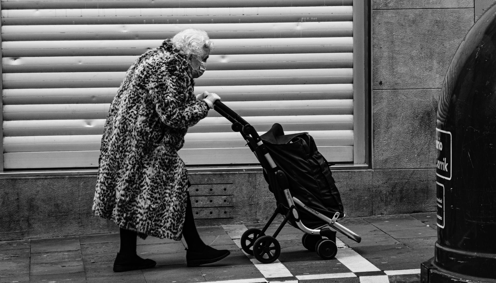 Mujer mayor empuja carrito Iruñea
