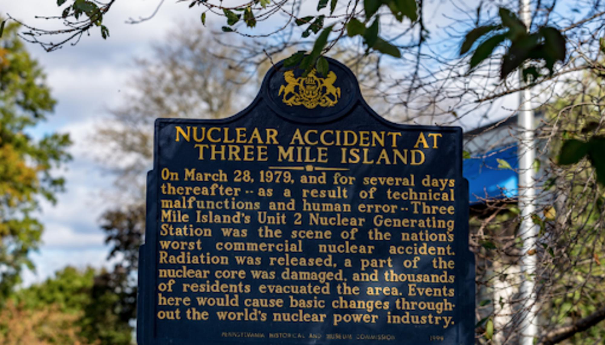 Placa sobre el accidente de Three Mile Island.