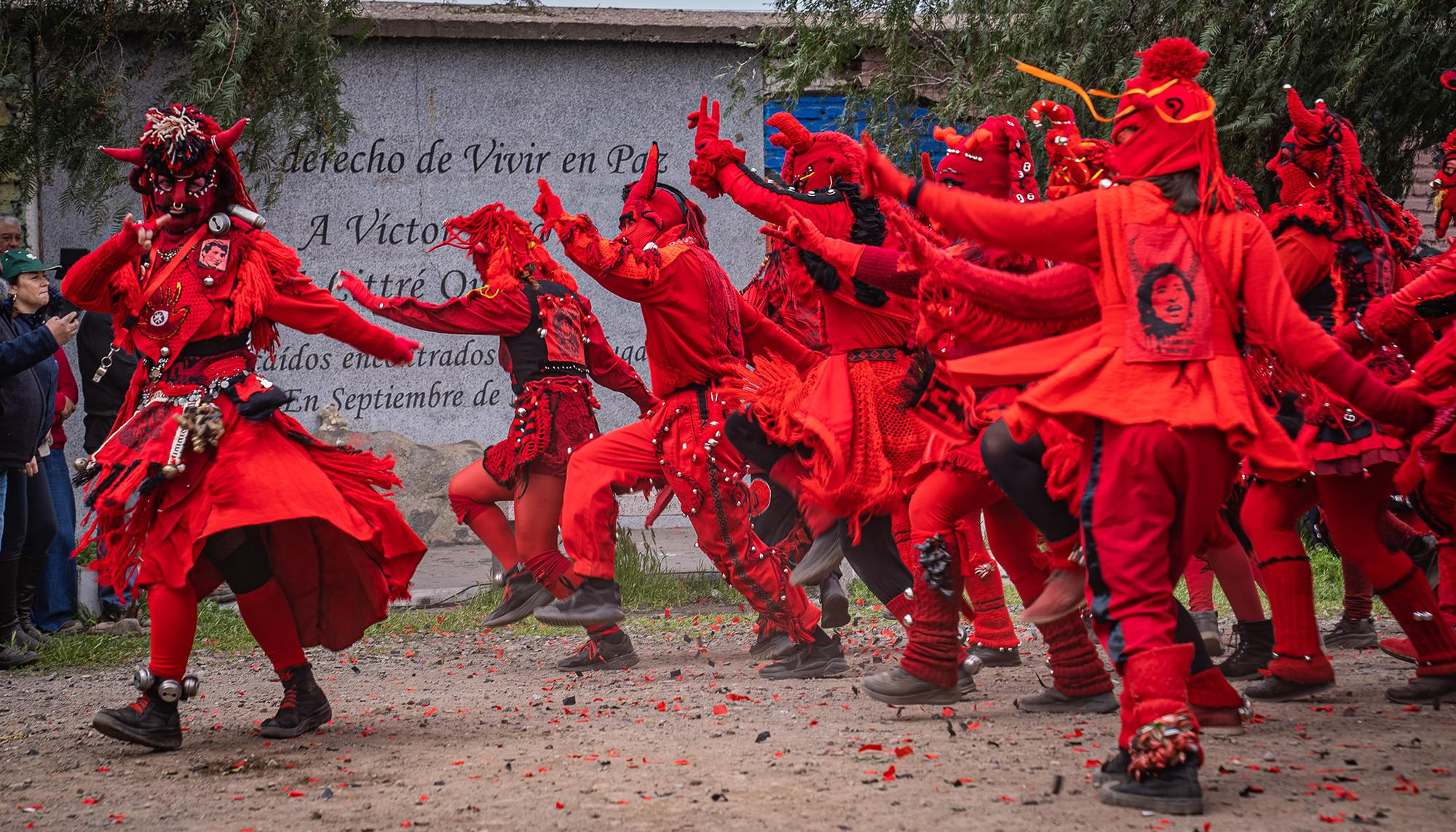 El 2 de septiembre, los Diablos Rojos bailaron en el lugar donde fueron hallados sin vida Víctor Jara y Littré Quiroga, convertido en un lugar de homenaje y memoria.