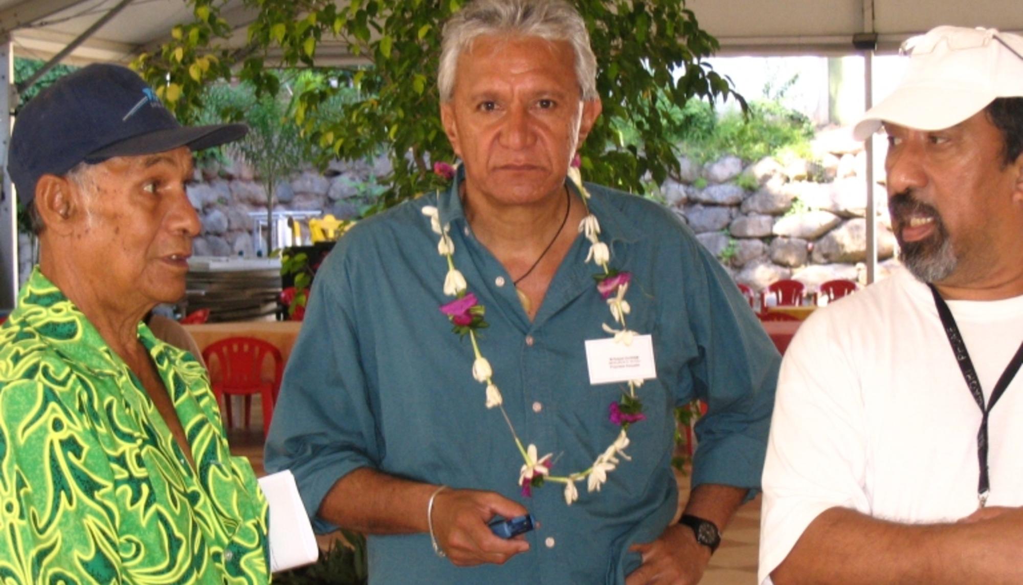 Roland Oldham (centro) con las víctimas de las pruebas atómicas de Tahití.