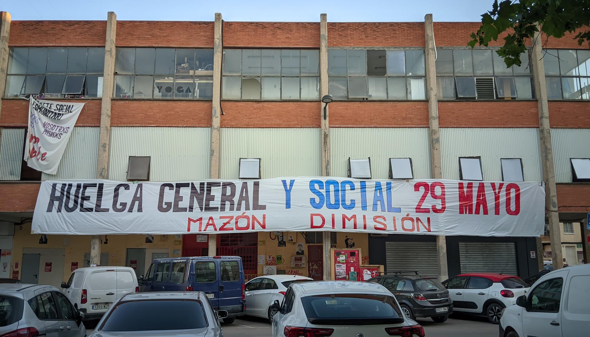 Pancarta Huelga Mazon arrancada