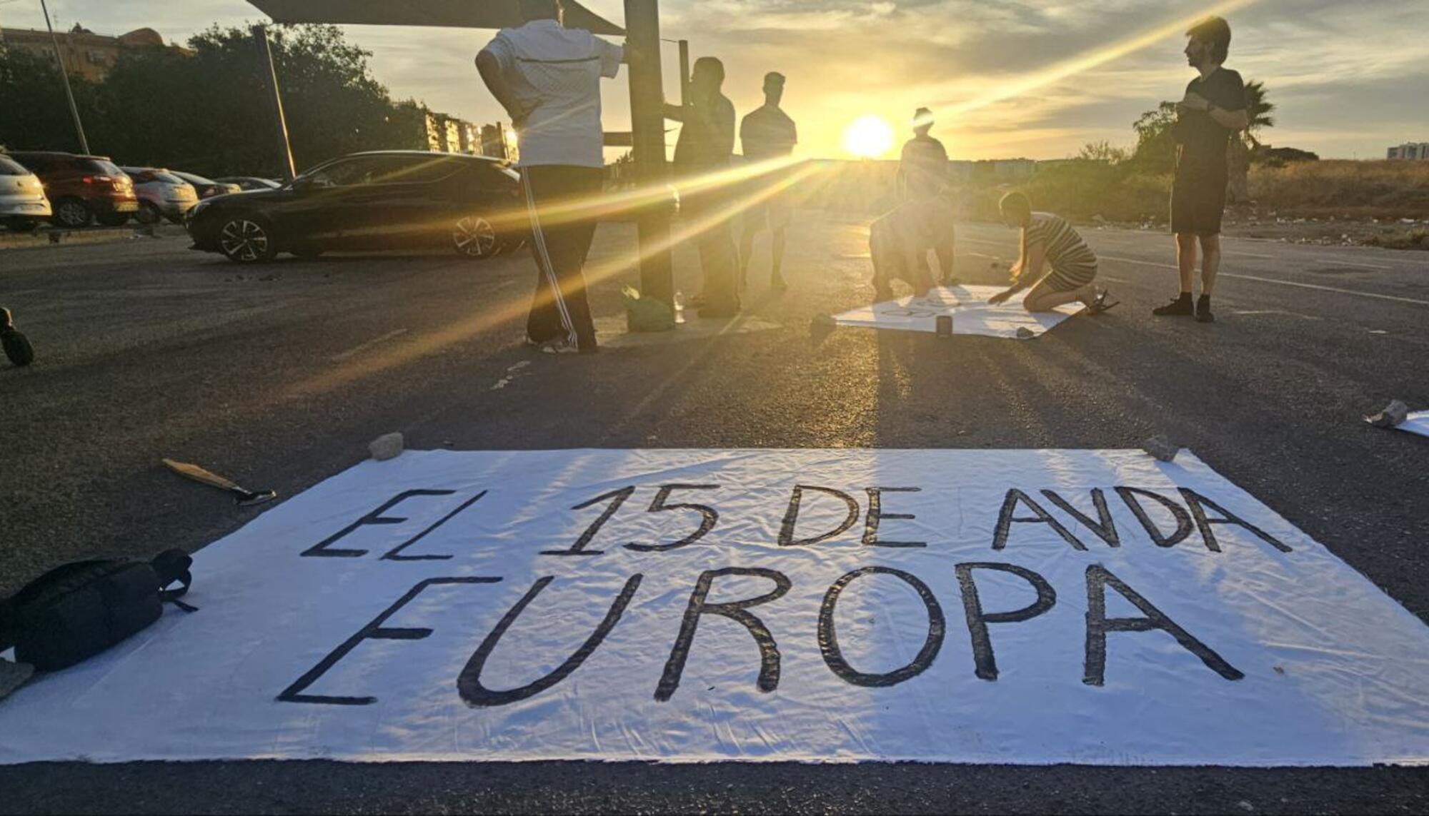 Vecinas y militantes del Sindicato de Inquilinas de Málaga preparando las pancartas del Bloque en Lucha Avenida Europa, 15.