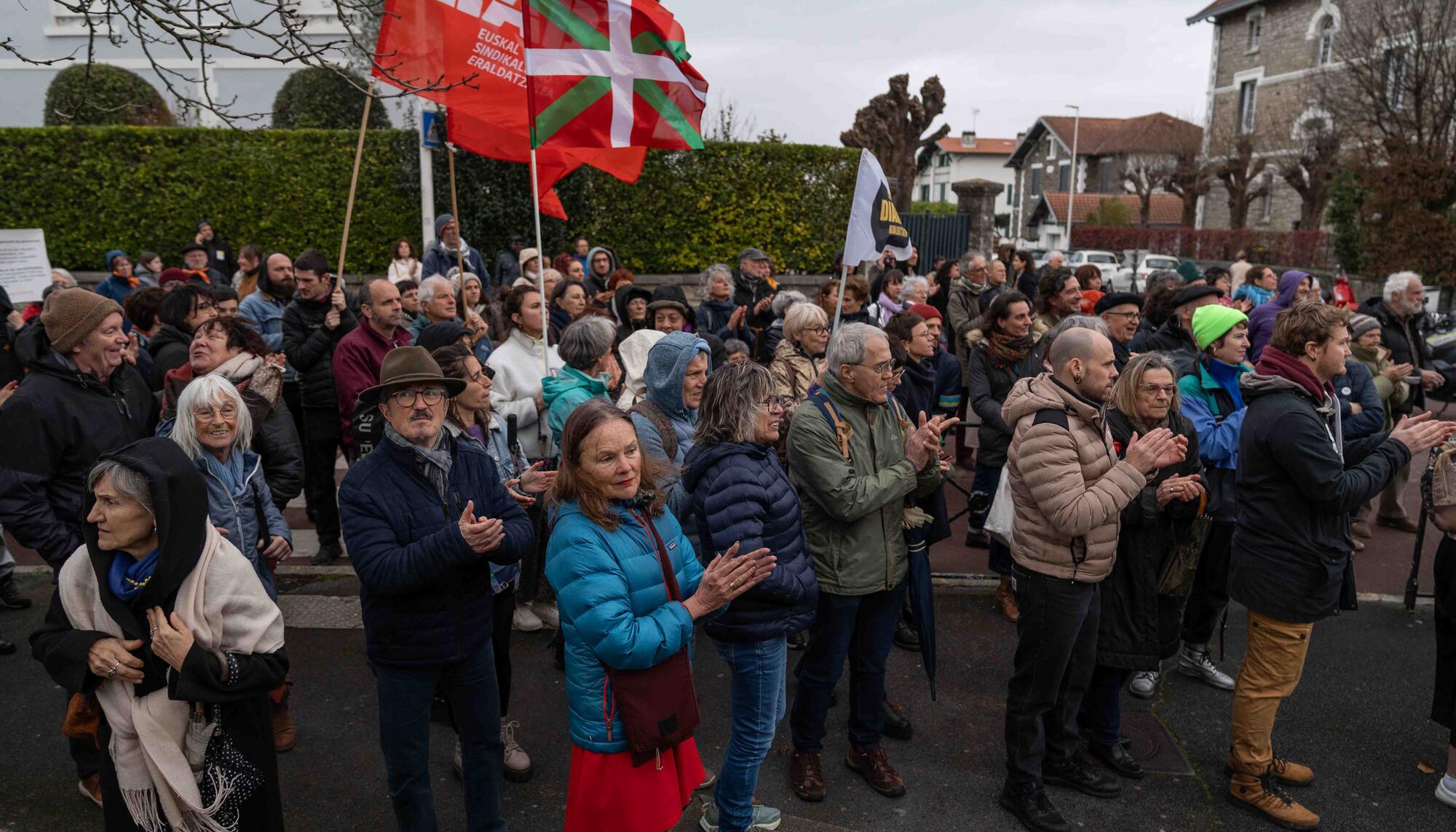 Decenas de personas han acudido a las puertas de los juzgados de Baiona a apoyar a los encausados de la Korrika