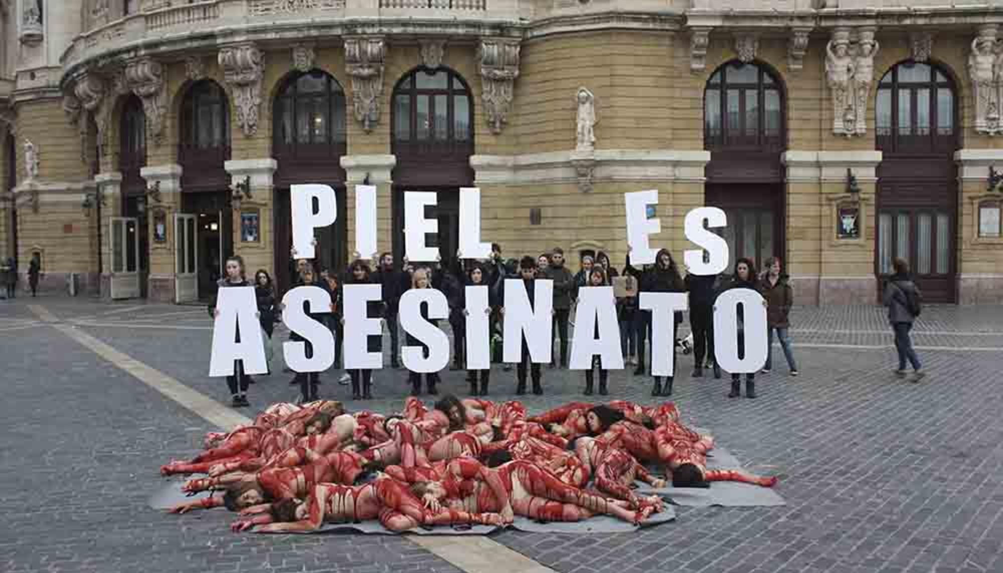 Activistas protestan contra la peletería en Bilbao