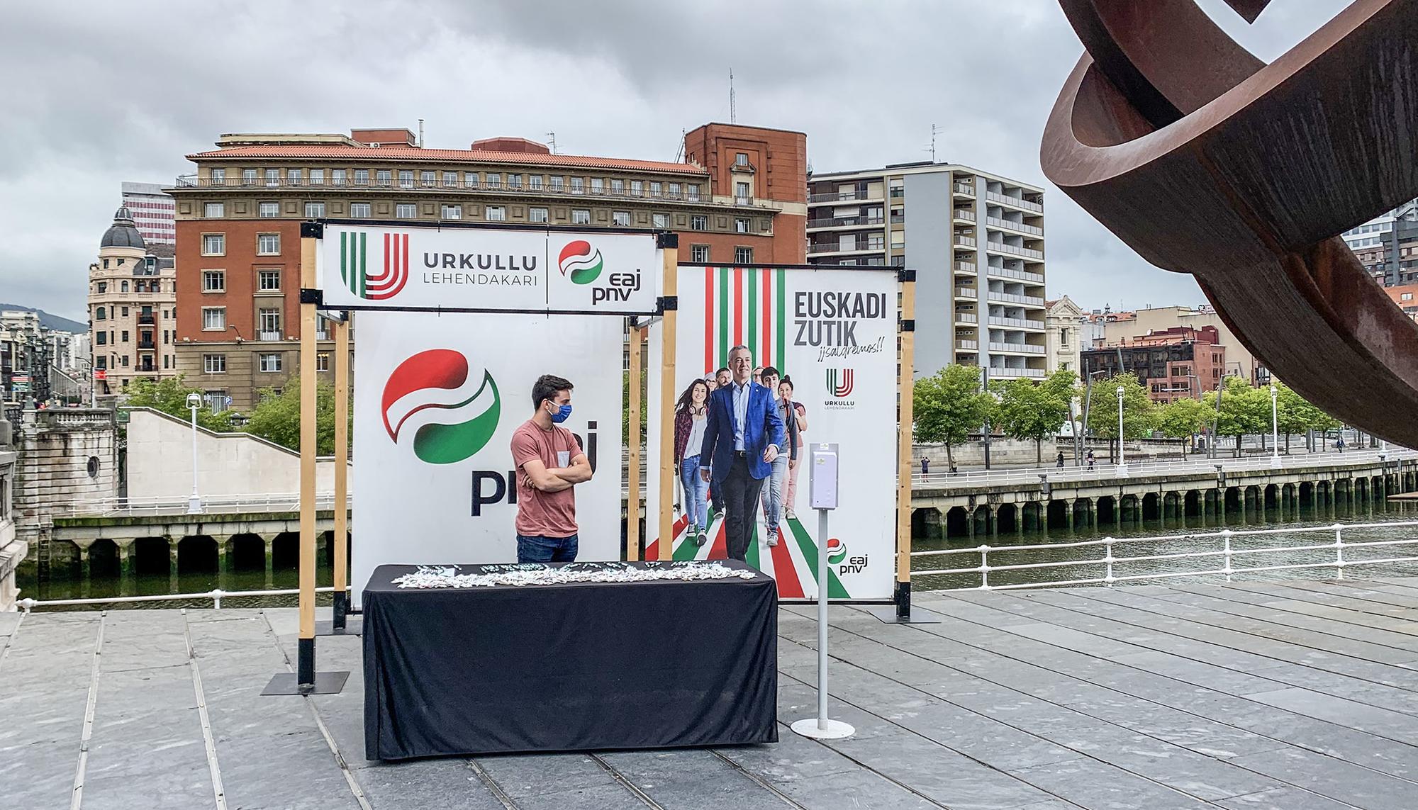 Puesto electoral del PNV vacía el último día de campaña electoral en el País Vasco.