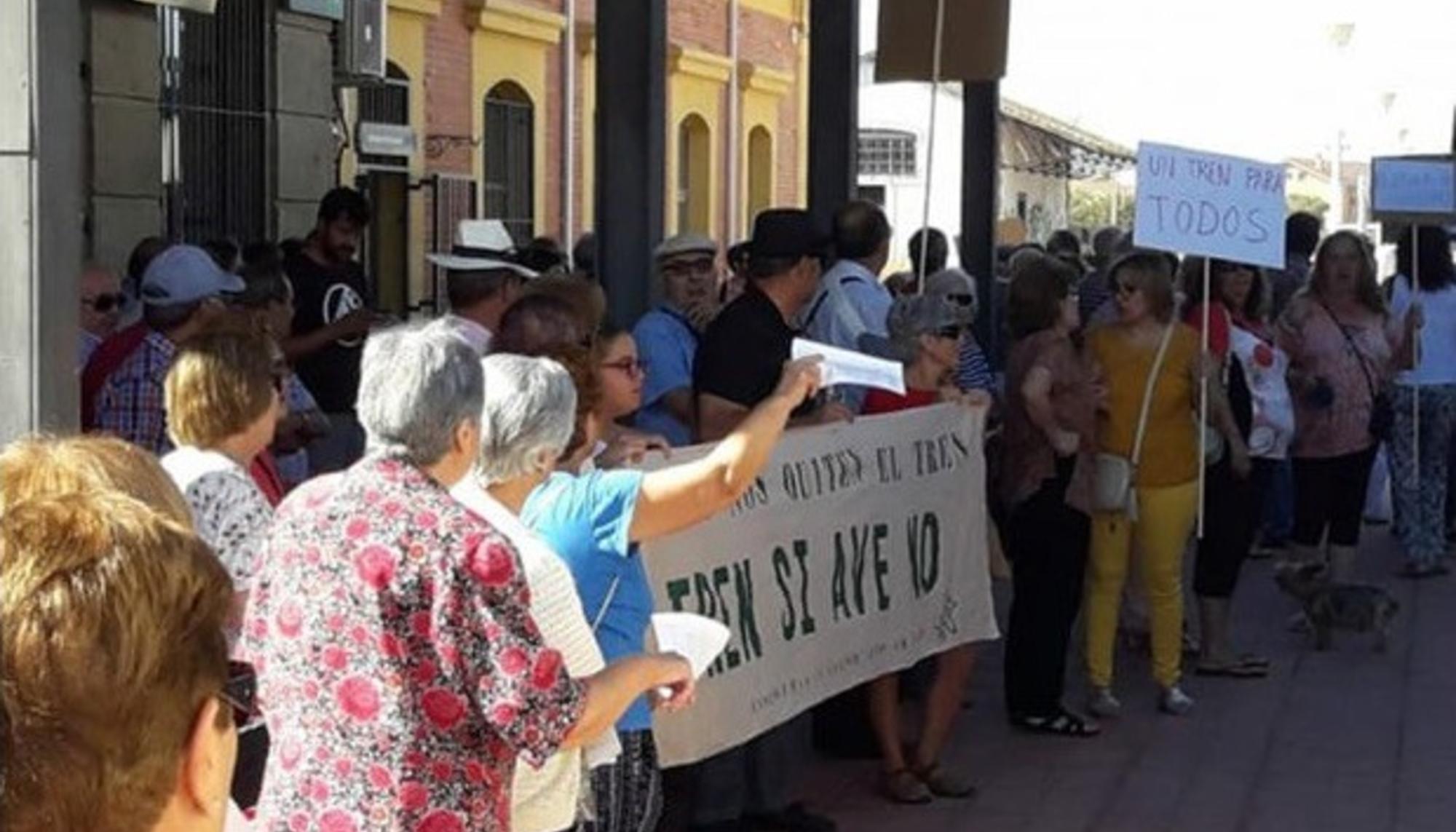 Concentración contra el AVE en Extremadura. Movimiento tren ruta de la plata